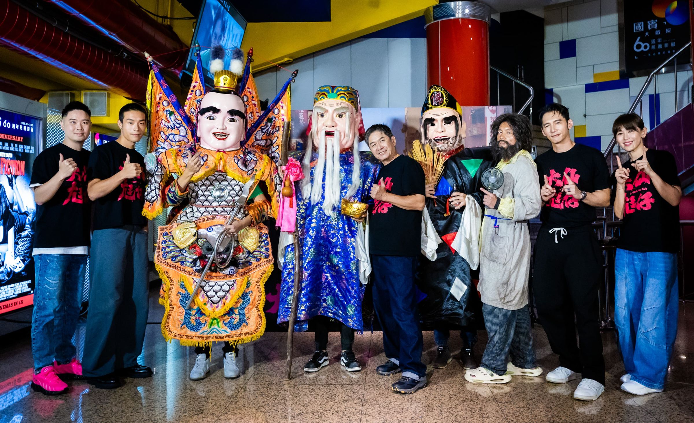 (左起)導演凌柏瑋、牧森、太子大仙尪仔、土地公大仙尪仔、洪都拉斯、濟公大仙尪仔、范逸臣、温昇豪、鄭仲茵出席電影《大仙尪仔》首映會。(公視台語台 提供)