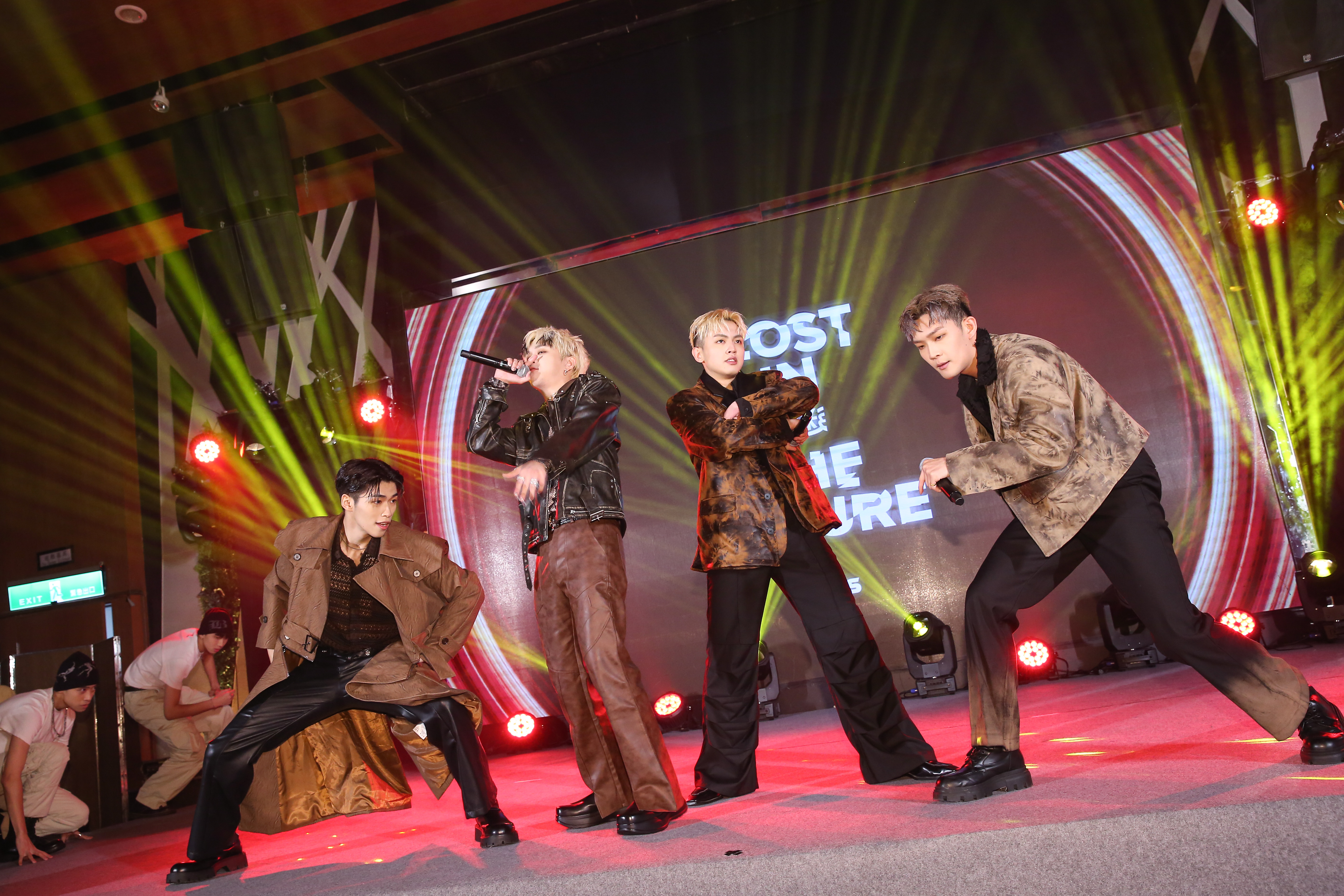 U:NUS推出首張創作專輯《途迷》,記者會上展現唱跳實力。