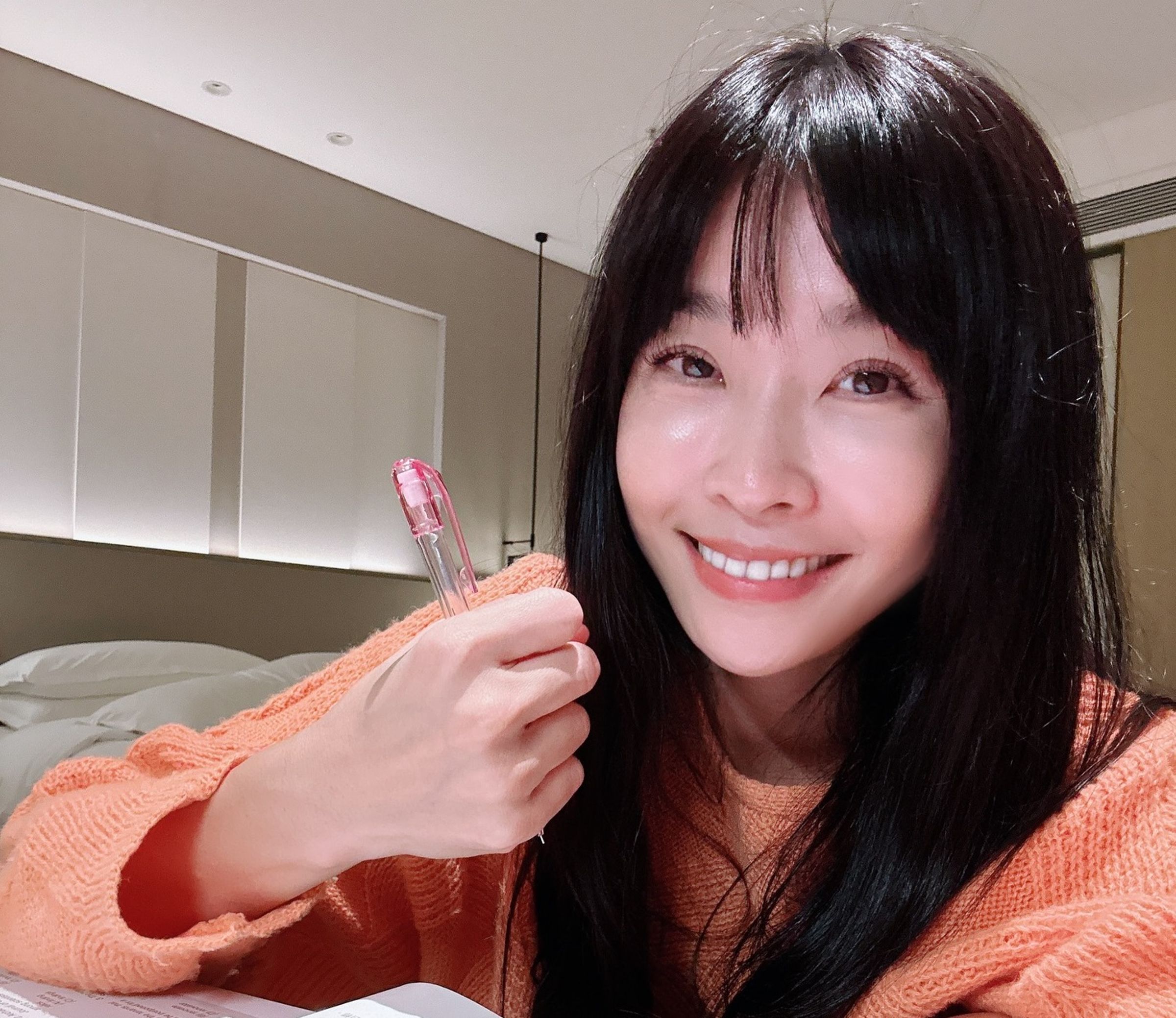 小嫻北上參加立院公聽會,卻遇到強震高鐵停駛。(翻攝自小嫻臉書)