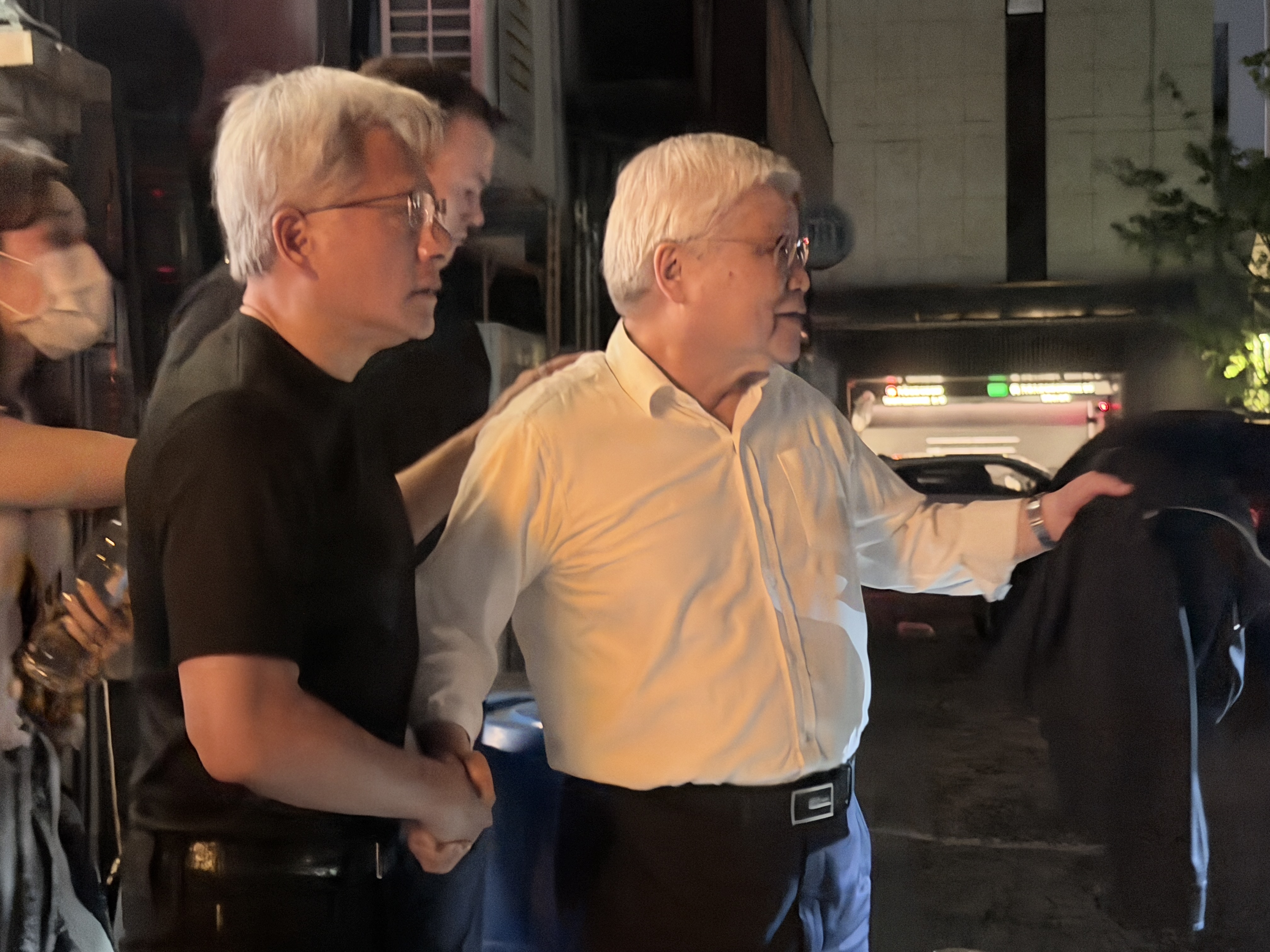 兆元宴散場，輝達創辦人黃仁勳親送台積電董事長魏哲家上車。