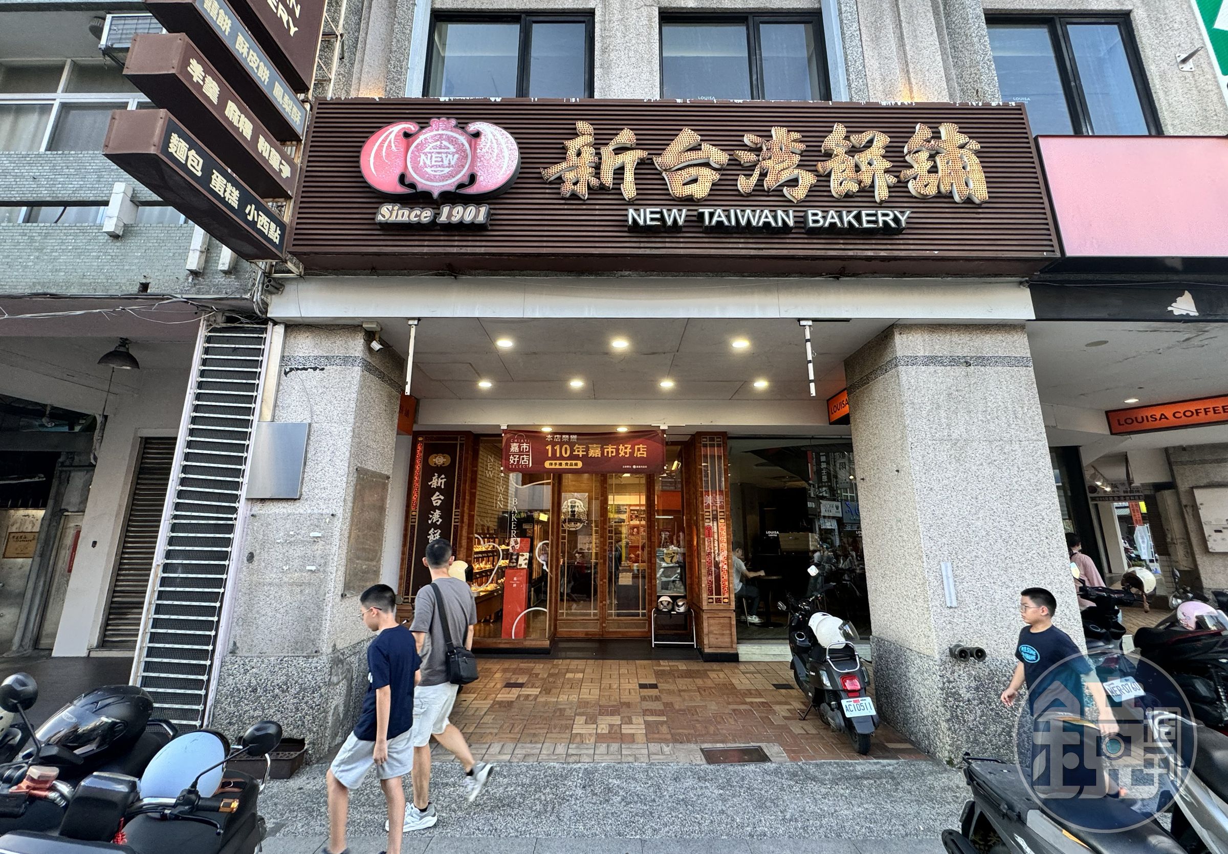 「新台灣餅舖」前身為日式高級餅舖「日向屋」，創建於1901年，見證了嘉義中央噴水池的歷史變遷。