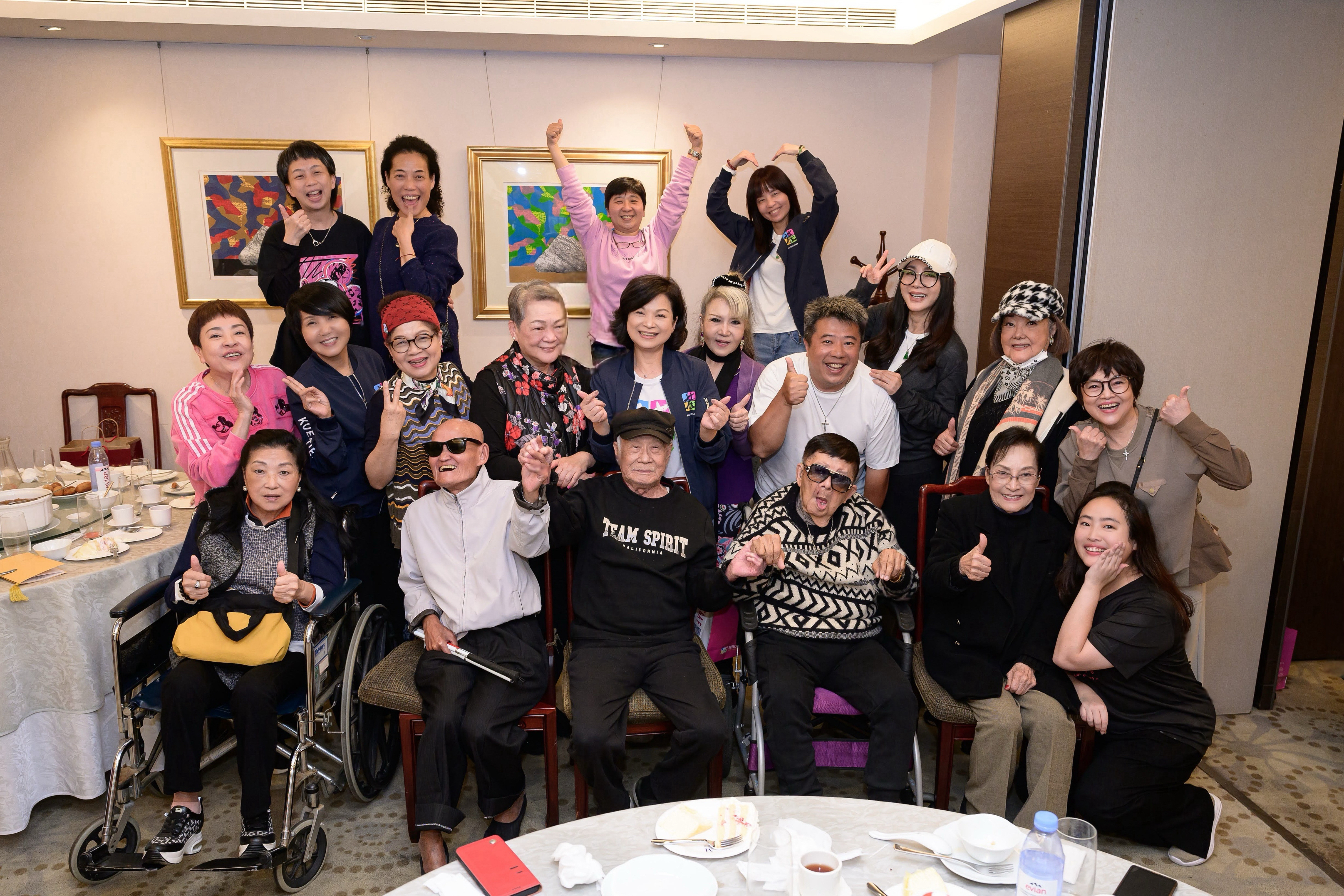 基金會邀請資深藝人餐敘。第一排左至右為李炳輝太太雅惠、李炳輝、林福地導演、林松義、憶如、貴賓。（桂田文化藝術基金會提供）