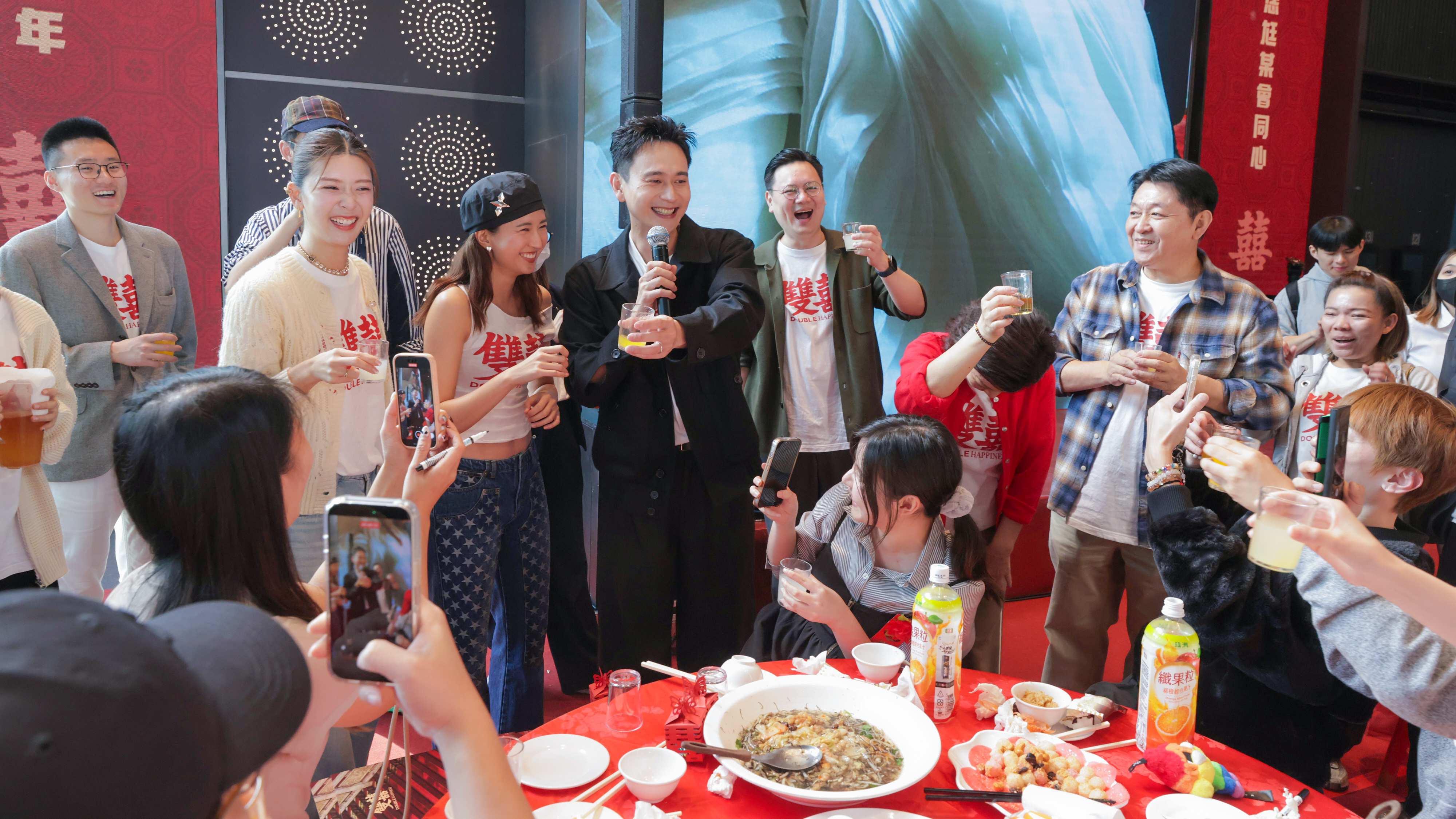 電影《雙囍》創下在影城「辦桌」超狂紀錄，觀眾看完電影後入座吃酒席，主創也來隨桌敬酒，賓主盡歡。（秀泰影城提供）