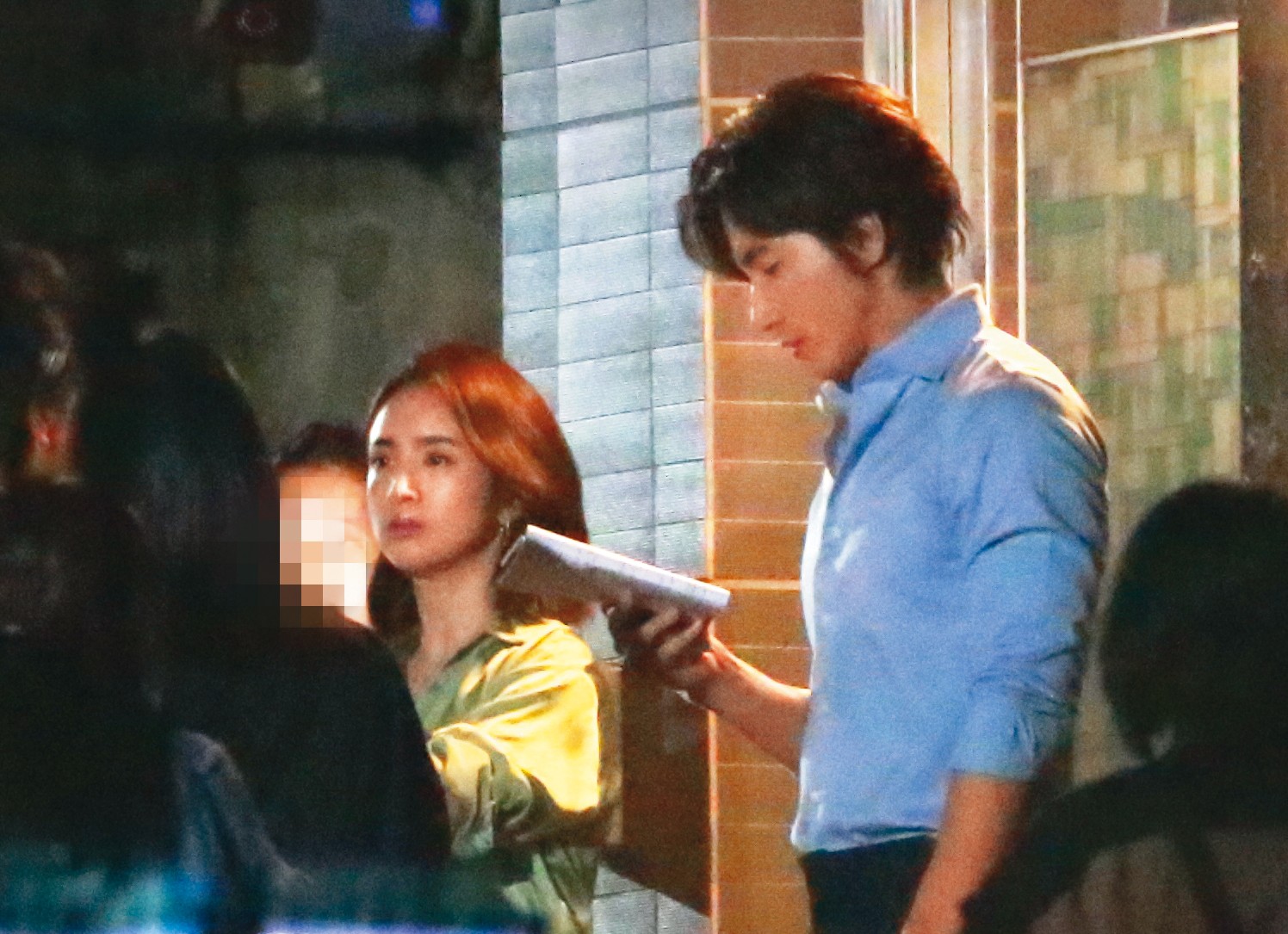 林依晨（左）和言承旭（右）拍《同棲散策》，2人在戲裡扮演夫妻。