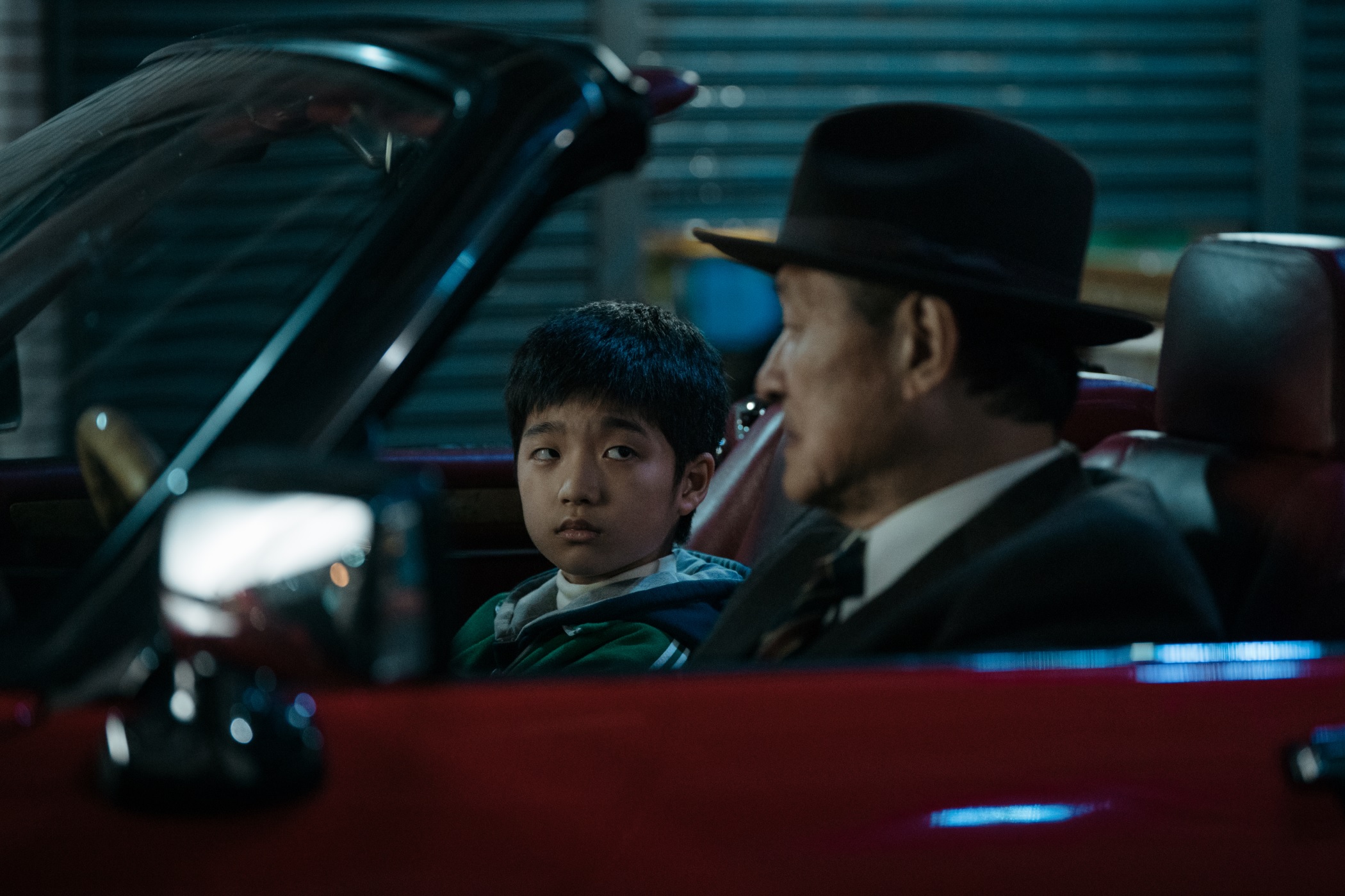 片中白潤音(左)因故上了「老狐狸」陳慕義的車,不斷說服他將房子賣給父親。(華映娛樂提供)