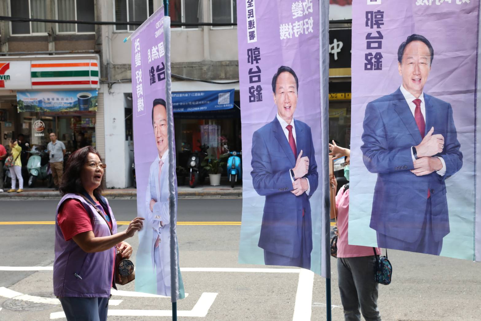 郭台銘多管齊下拚百萬連署，又驚爆雙北連署站，疑涉花錢買個資衝連署數。（本刊資料照）