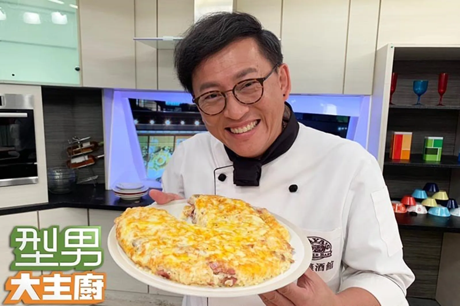 型男主廚詹姆士(本名鄭堅克)以親民形象,深受婆婆媽媽喜愛。(翻攝三立官網)
