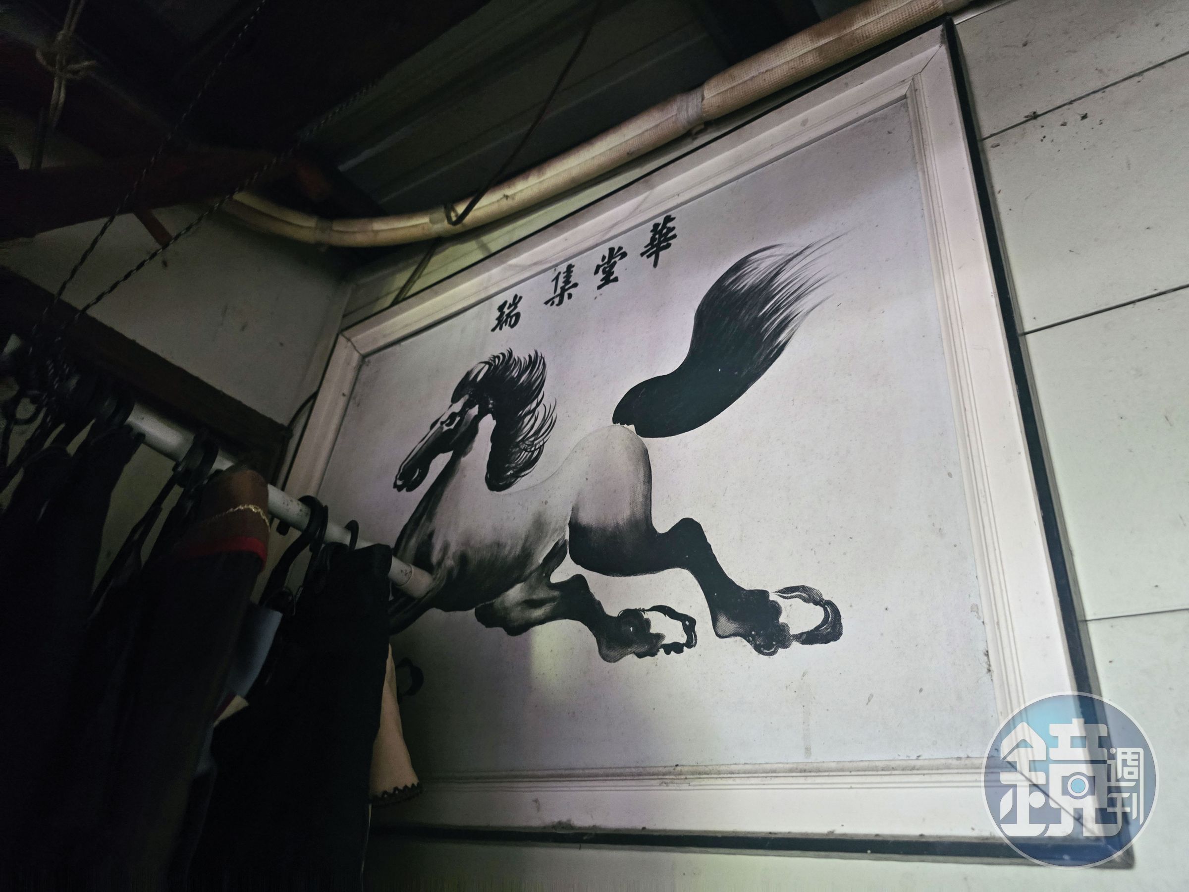 家中收藏多年的駿馬畫，竟是出自父親熟識的白色恐怖受難者之手，是Apyang近期的生活發現。（Apyang提供）