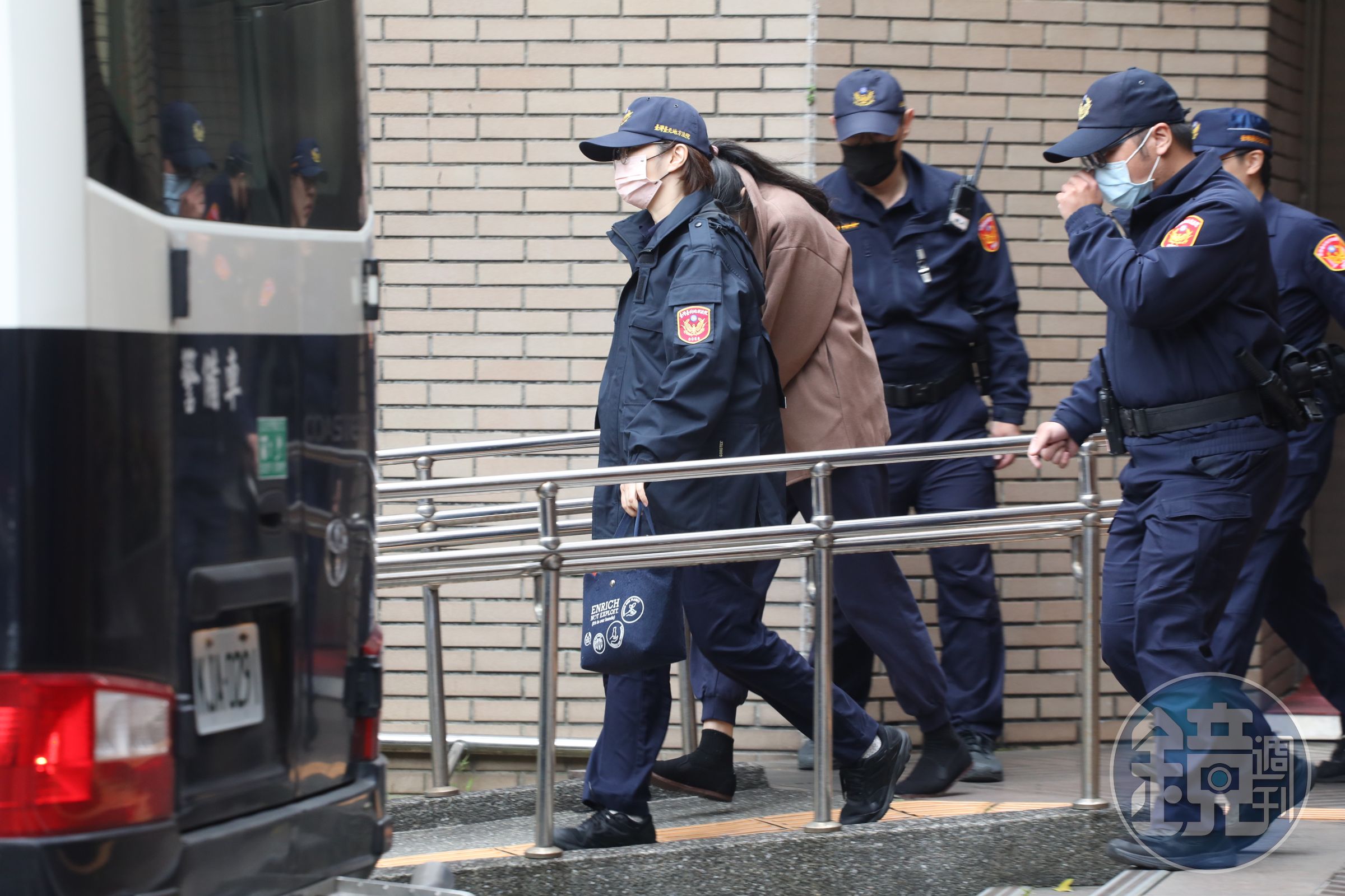 惡保母姊妹狼狽離開北院。淡棕色外套者為劉姓保母妹妹。