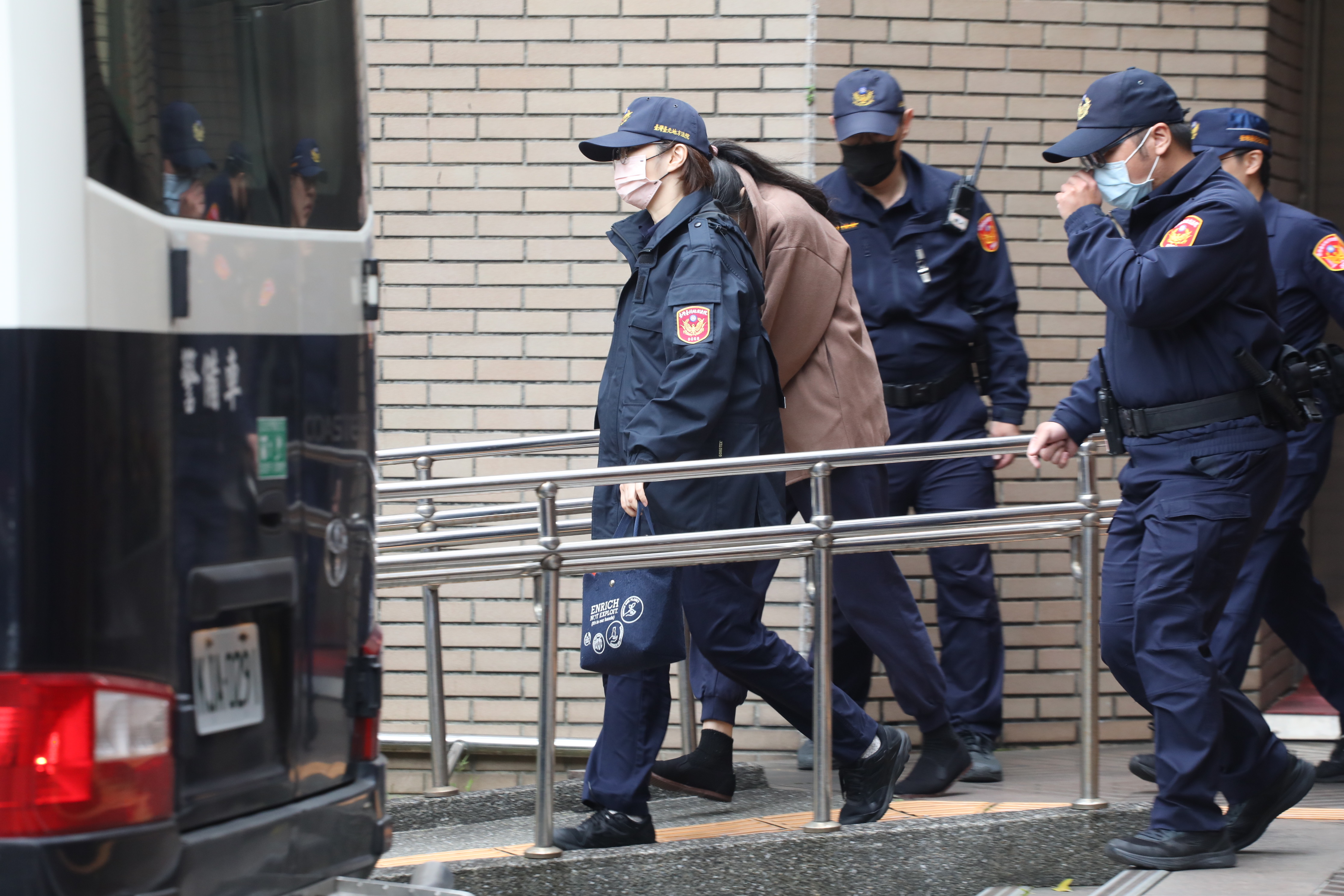 惡保母姊妹狼狽離開北院。淡棕色外套者為劉姓保母妹妹。