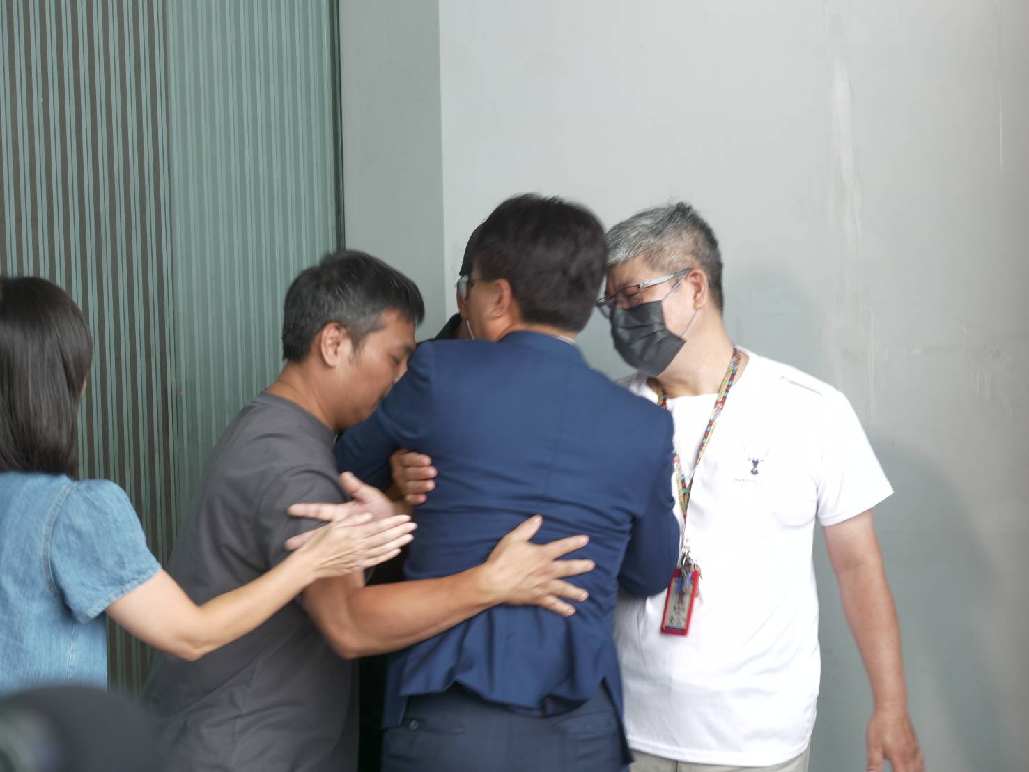 《中天新聞》20日舉辦首場辯論會，受邀請的候選人卓伯源不得其門而入，在現場頻頻砲打中天。（鏡報劉耀勻攝）
