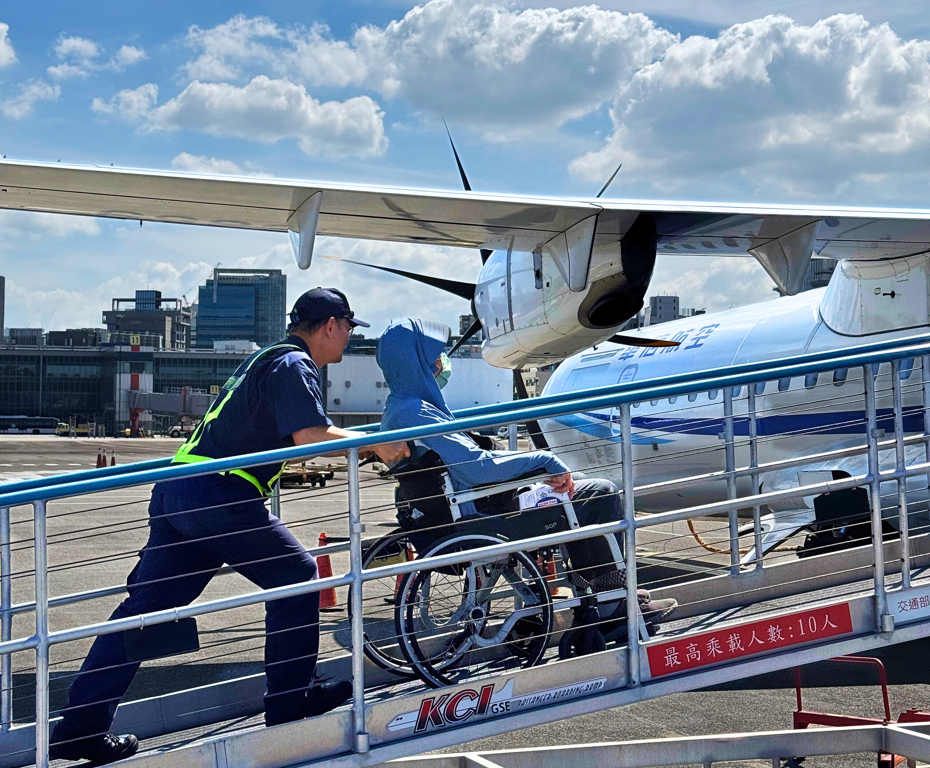 華信航空為關懷身心障礙朋友，首推「0元飛行，華信有心」公益計畫。（華信航空提供）