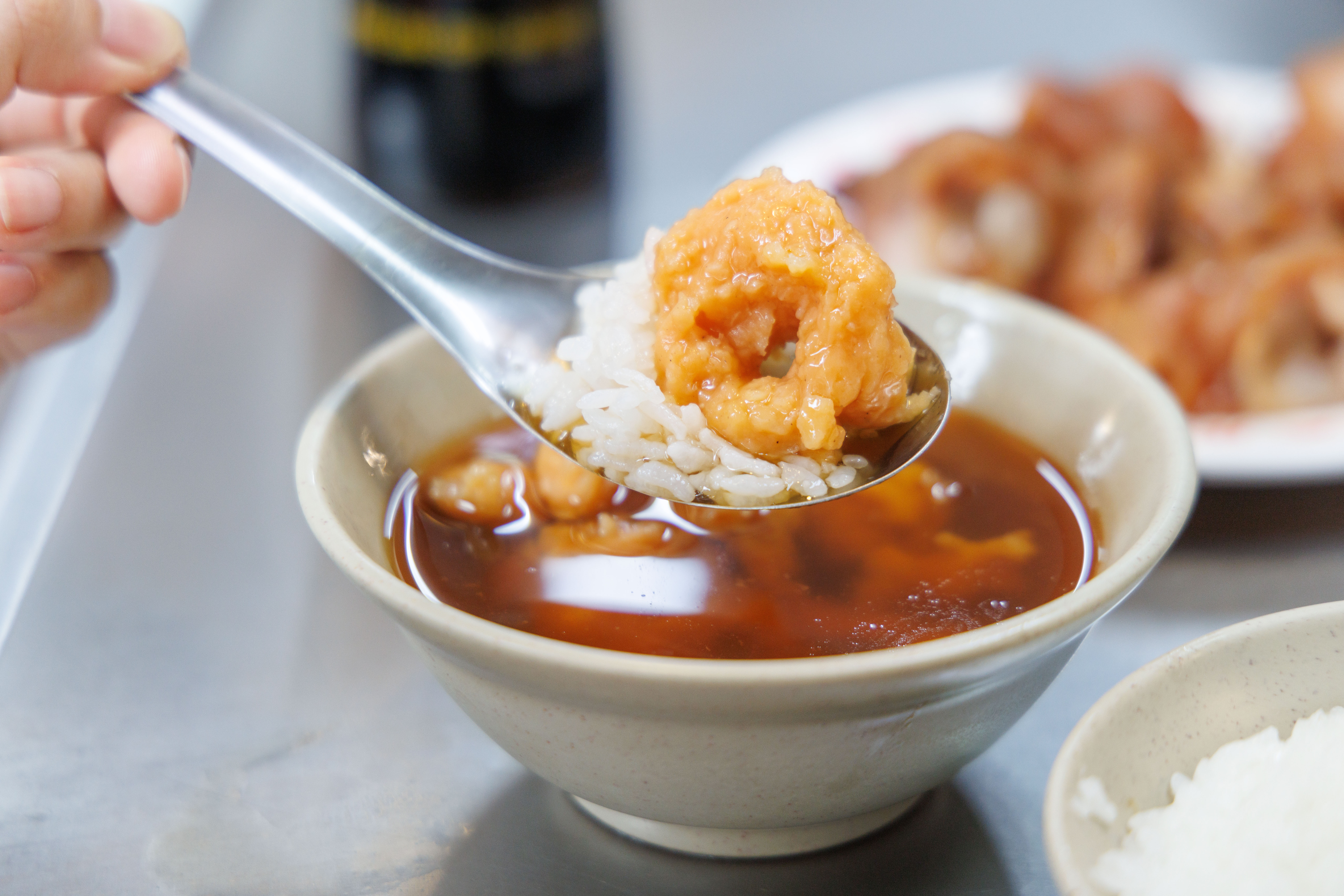基隆人喜歡叫一碗羹、一碗白飯，飯來舀湯拌飯吃。（65元／碗）