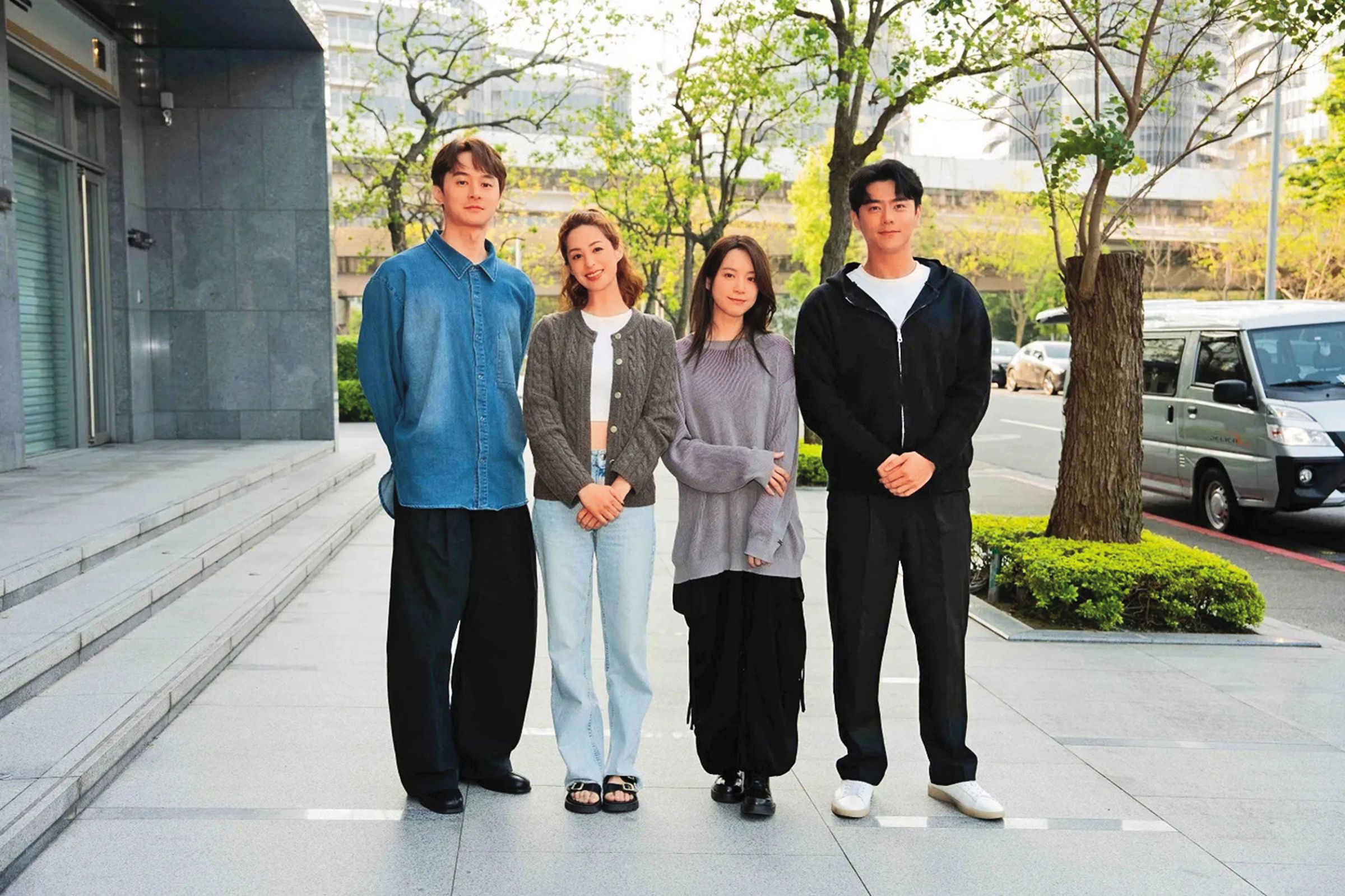 林心如製作的新戲《有愛我們床上談》探討約砲題材,由張軒睿(左起)、莫允雯、程予希、李程彬主演。(TVBS提供)