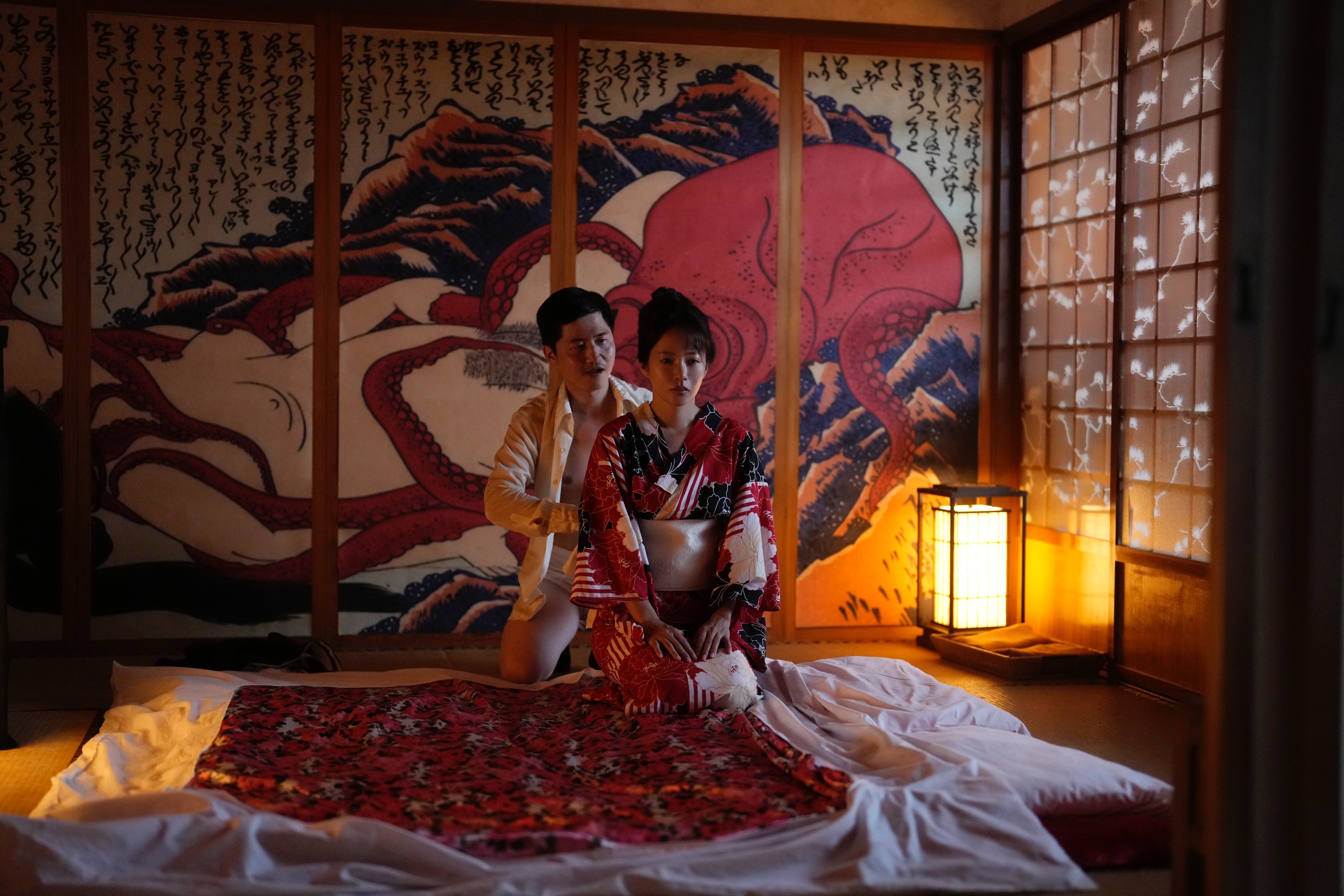 為了展現女性穿上和服後的優雅姿態,高宇蓁特別請老師指導如何鞠躬敬禮。(后花園影像提供)