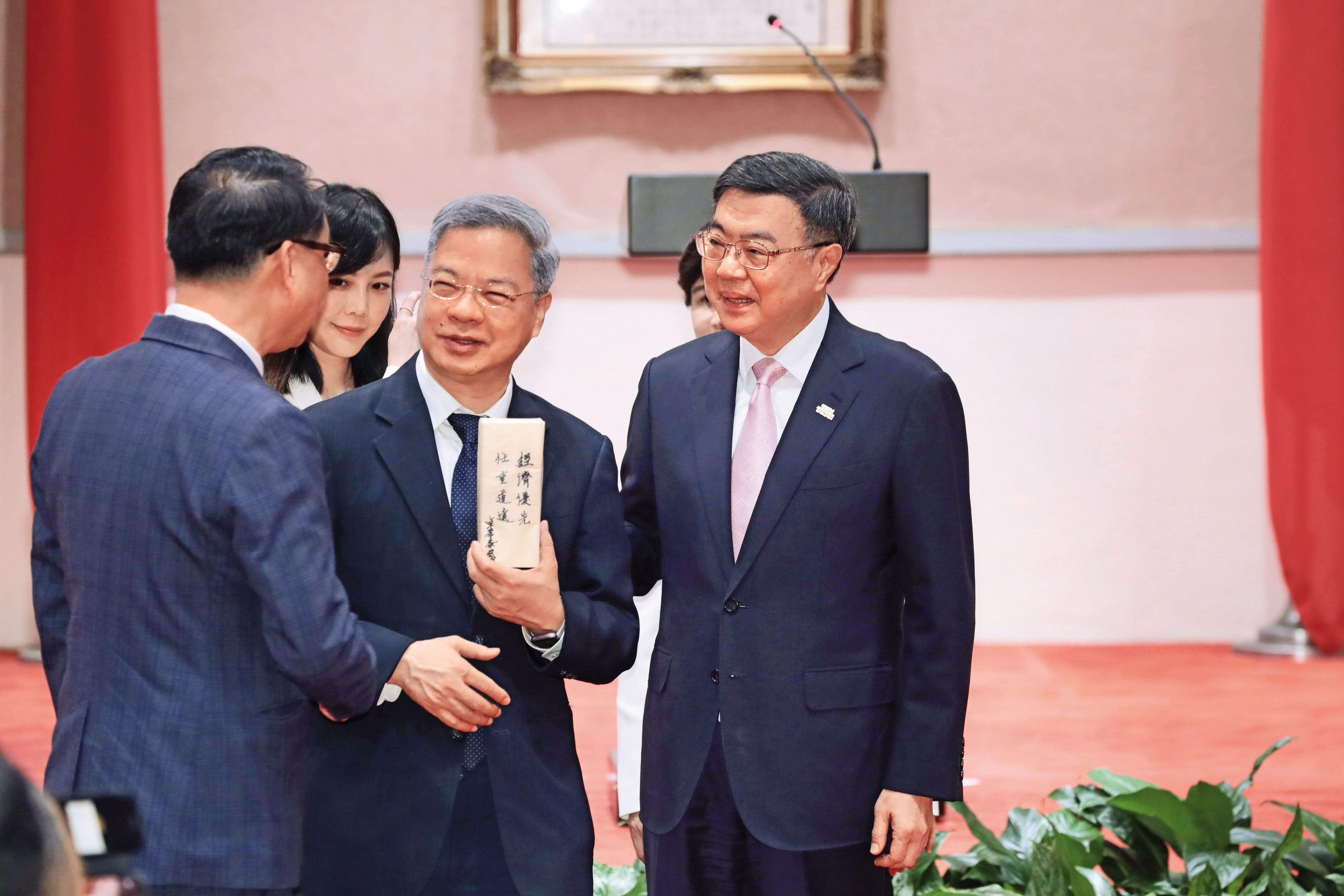 內閣改組布局考量因應對等關稅，派行政院祕書長龔明鑫出任經濟部長。（鏡報林煒凱）