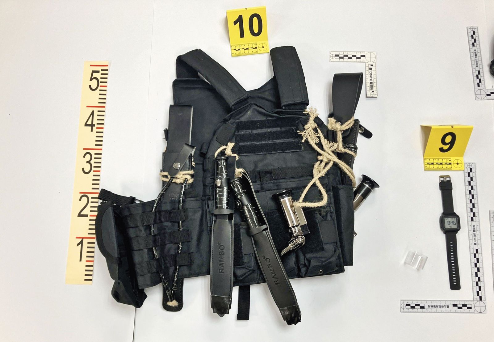 張文在誠品南西店頂樓留下戰術背心，內有2把長刀、2把短刀。（北市警局提供）
