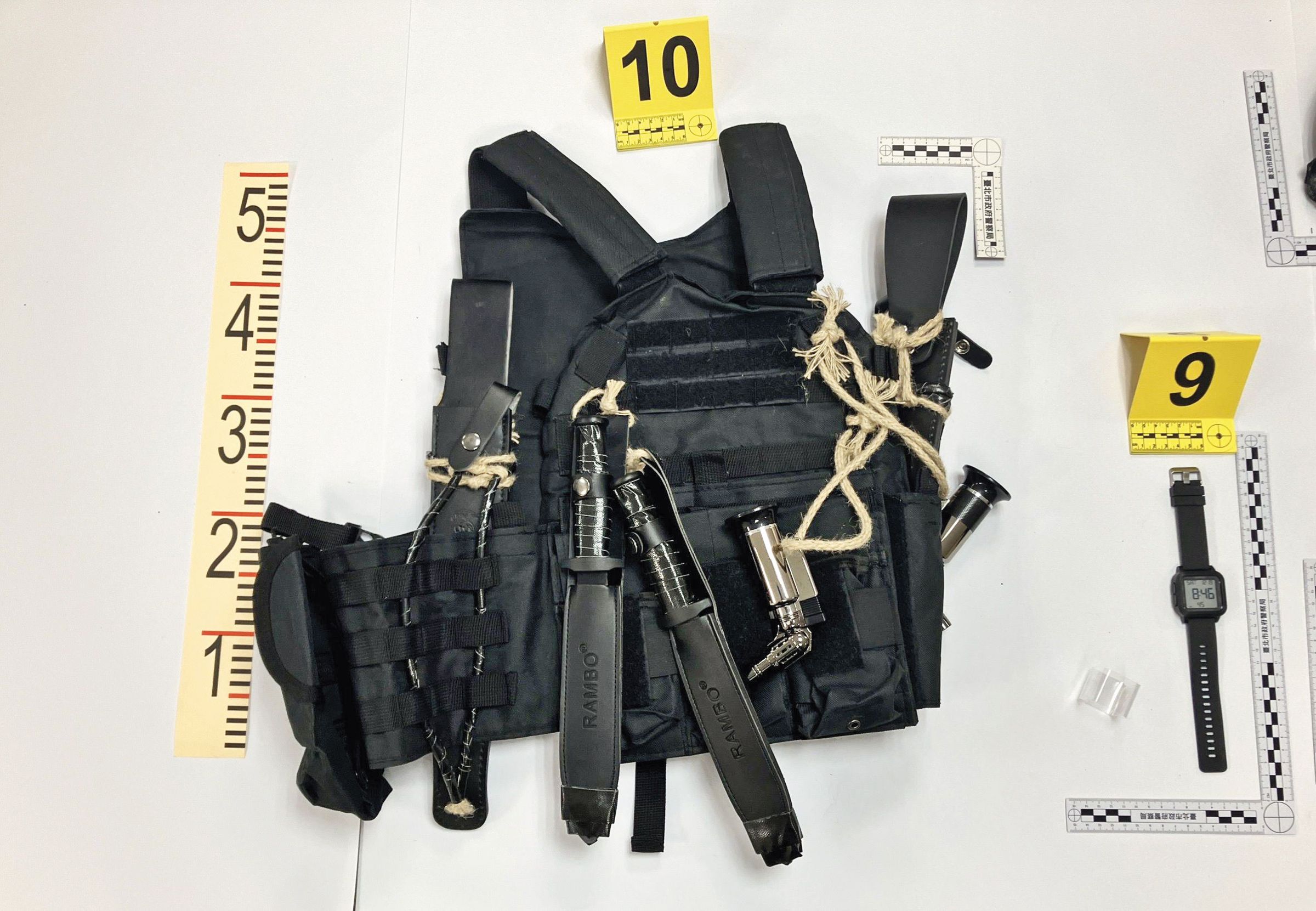 張文在誠品南西店頂樓留下戰術背心，內有2把長刀、2把短刀。（北市警局提供）