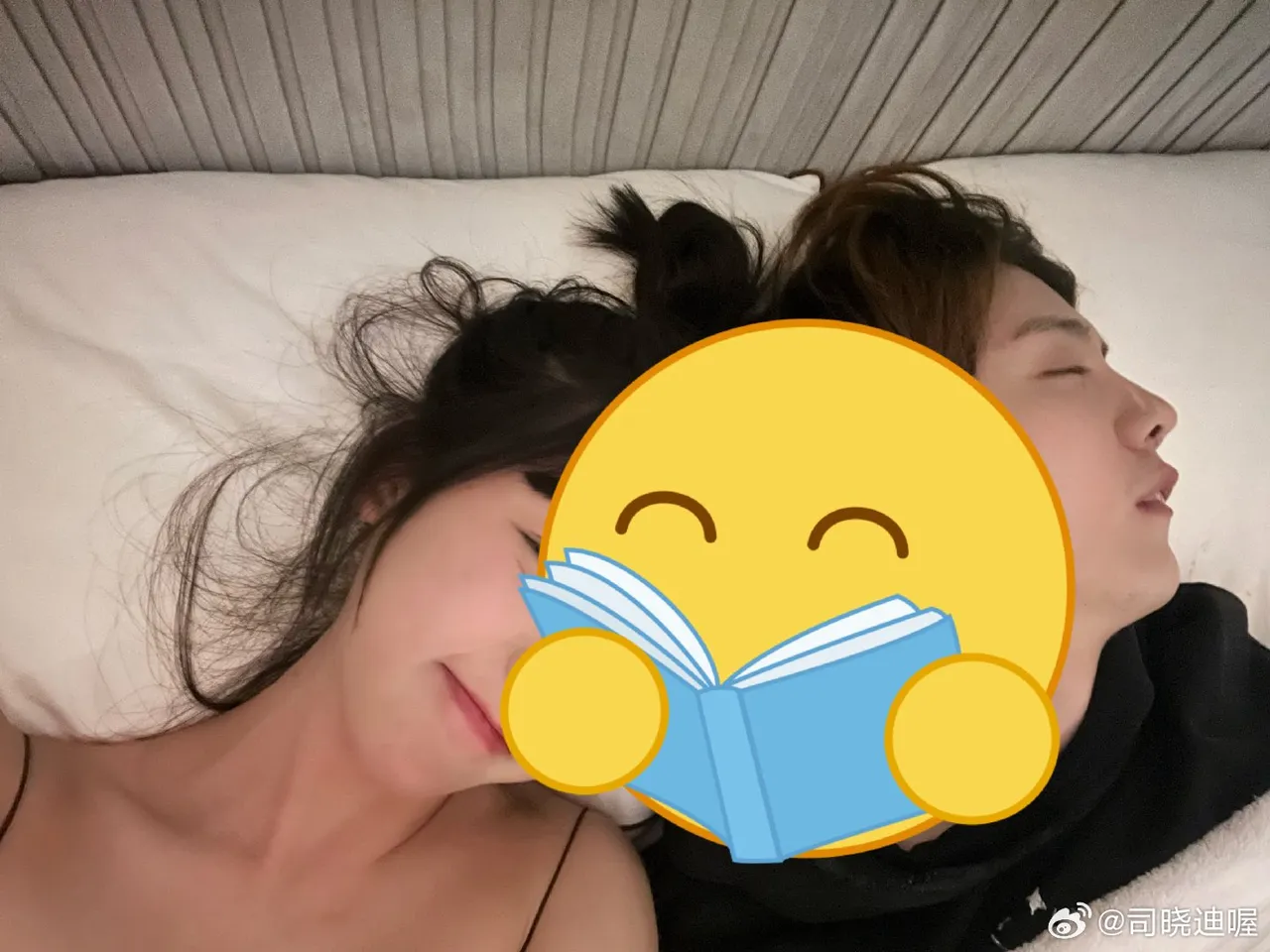 司曉迪繼1月自爆與多位頂流男星有染後，今又貼出床照，身邊疑似為鹿晗。（翻攝自微博）