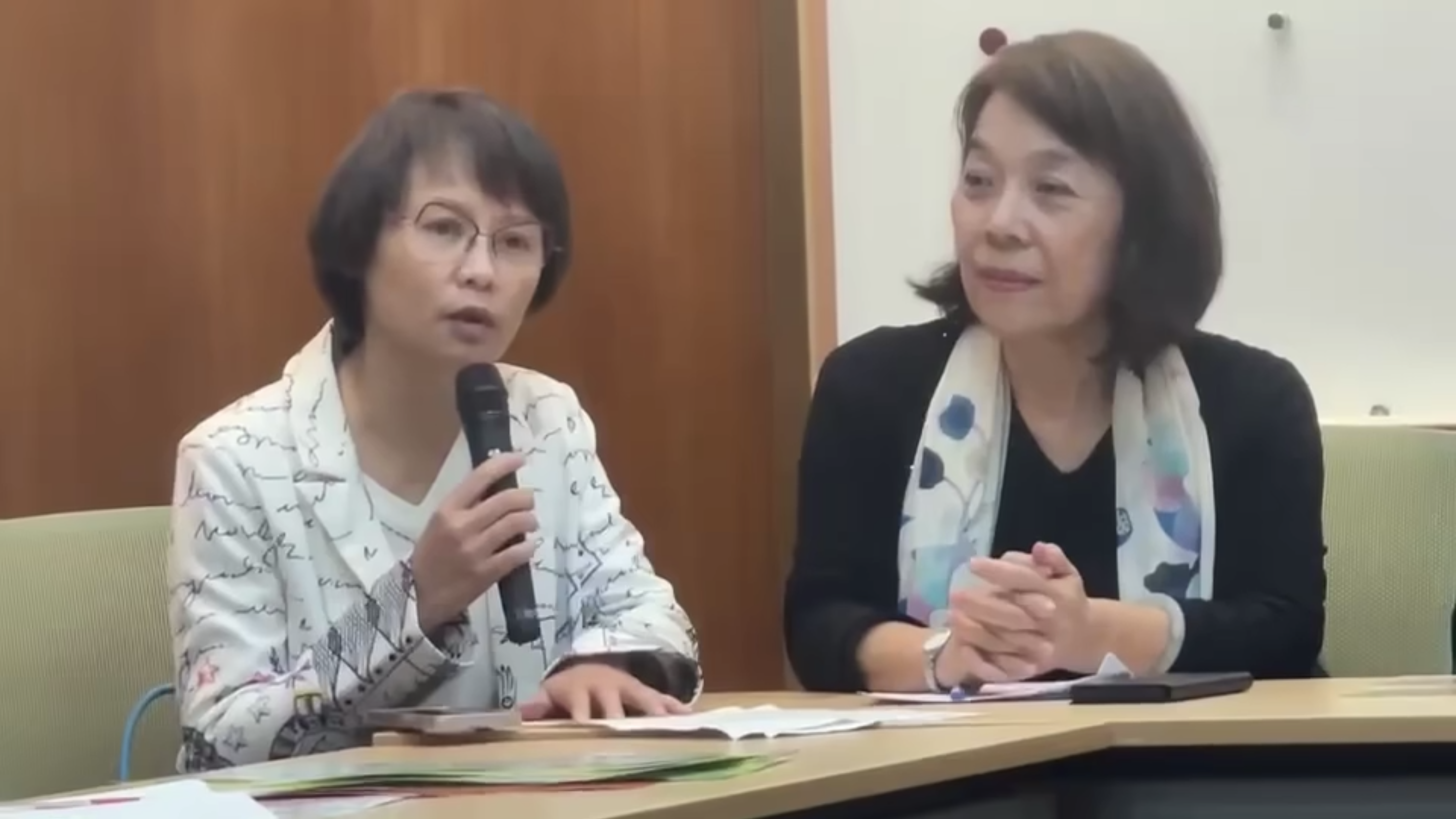 北一女國文教師區桂芝（左）批評108課綱因意識型態去中國化。（翻攝自臉書）