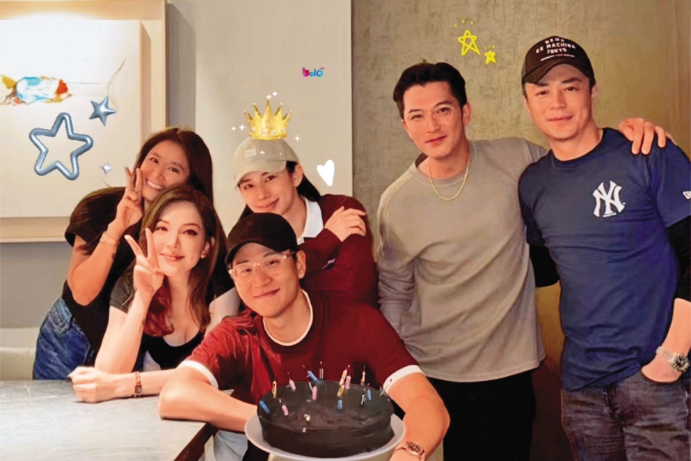 許瑋甯（左二）、邱澤（右二）與林心如（左一）、霍建華（右一）夫婦連袂出席好友周興哲（左三）生日趴，合照中將渾圓孕肚藏起來。右三為趙岱新。（翻攝自許瑋甯IG）