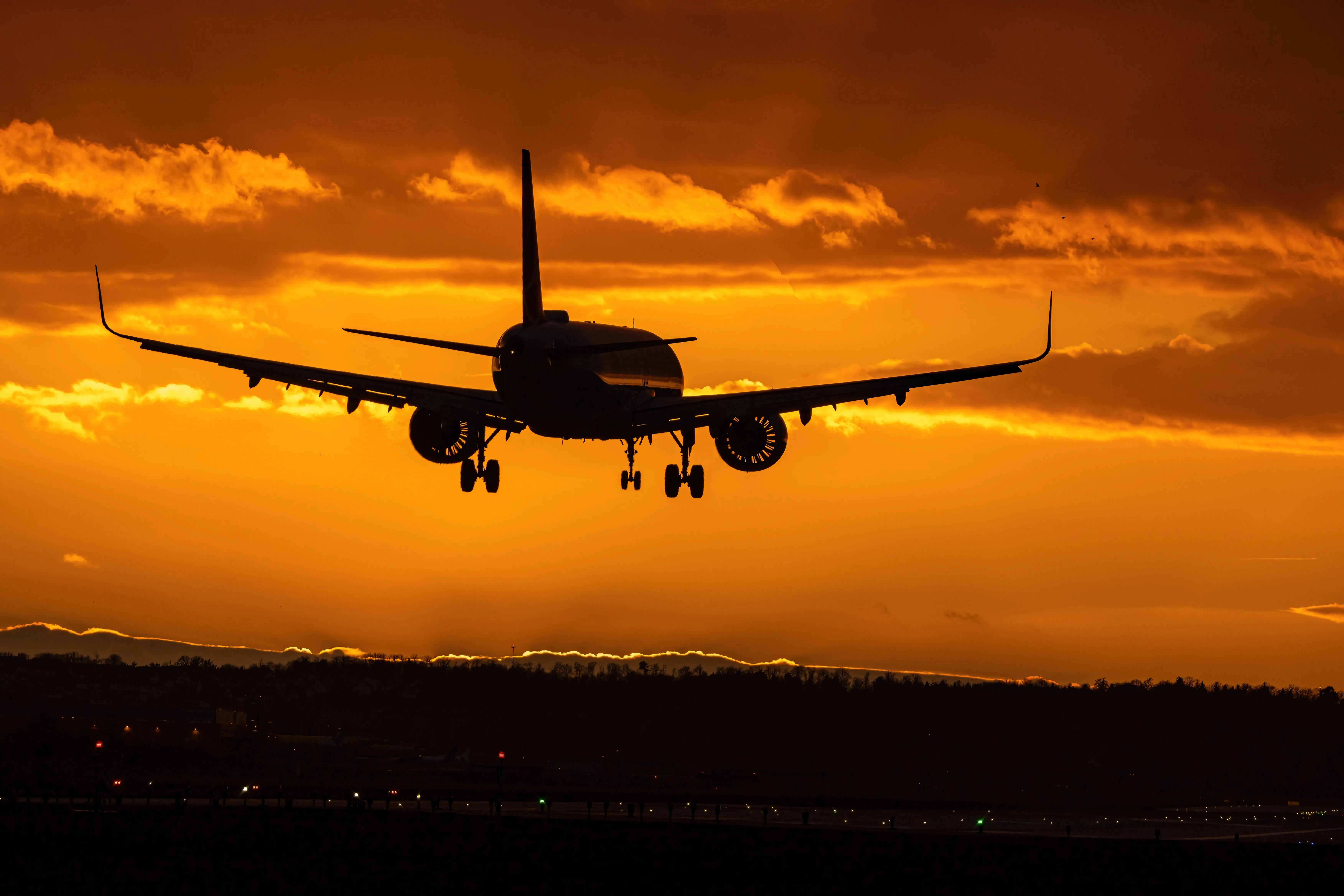 高空驚魂！載256人客機險撞不明幽浮　英航機長目擊「銀色物體」貼右翼擦身而過