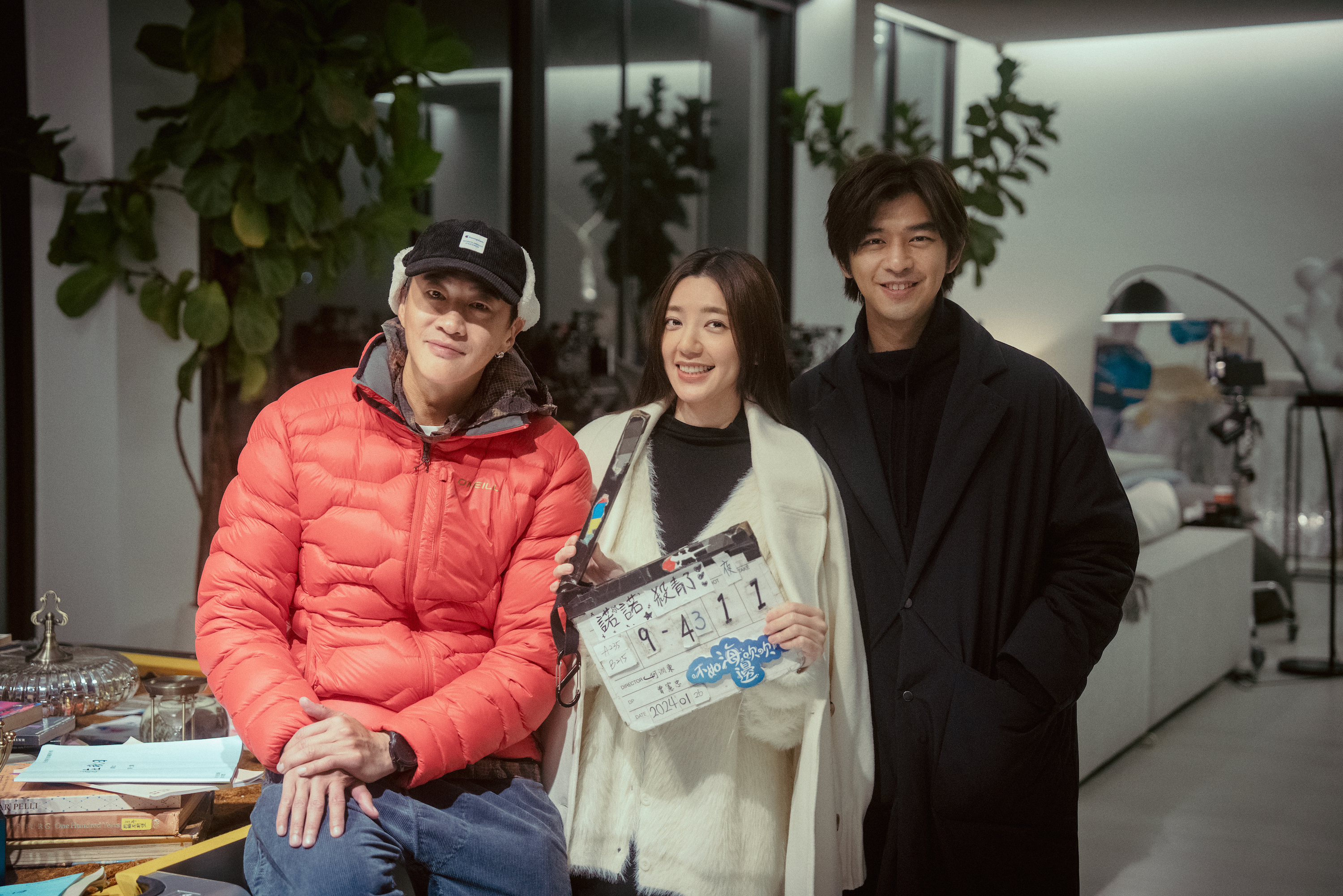 《不如海邊吹吹風》導演何潤東（左起）首度執導浪漫愛情劇，與郭雪芙、陳柏霖合作。（圖片提供：大川大立）