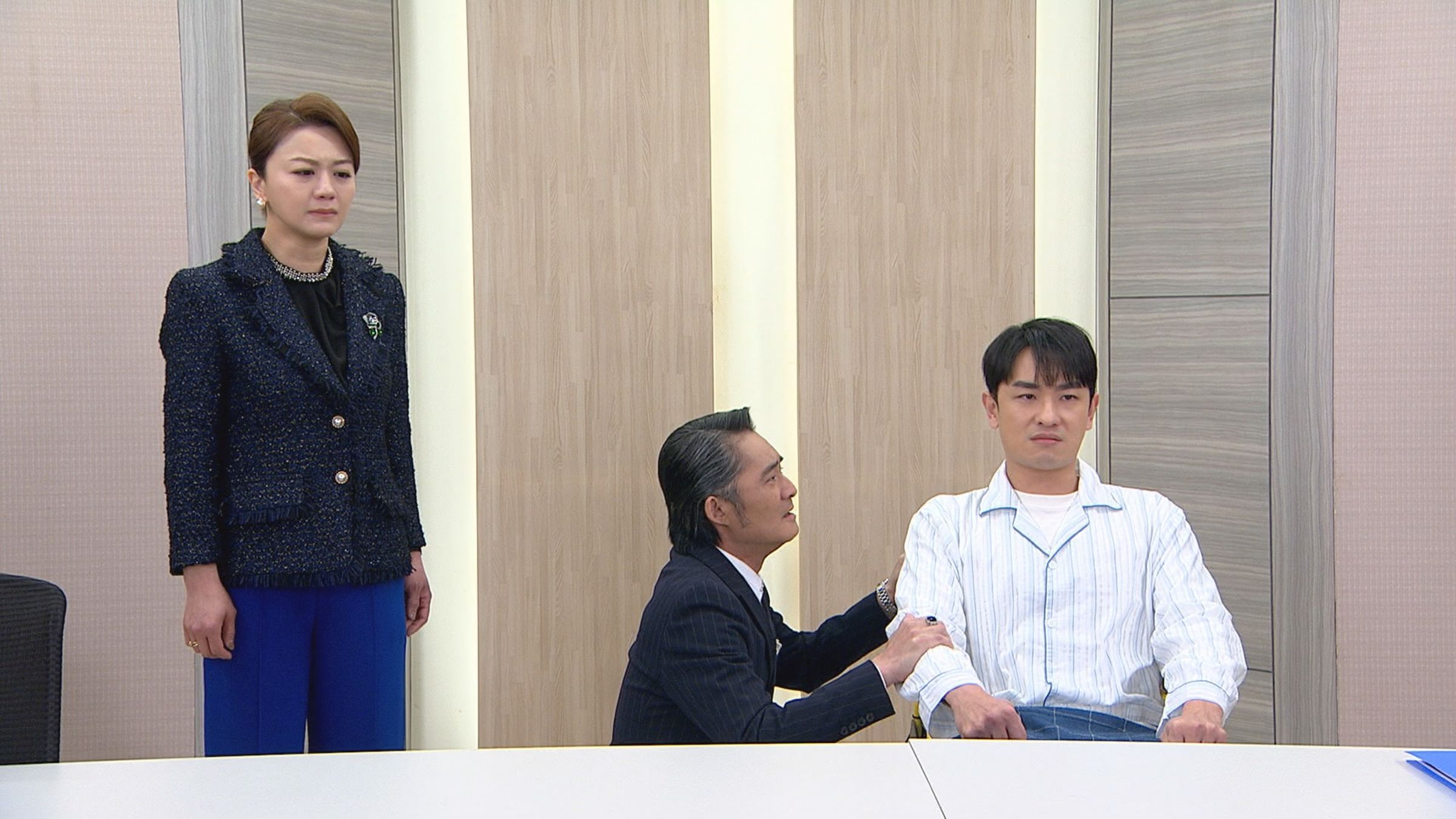 陳謙文(右起)和江國賓、苗真一家人恩怨情仇和解。(三立提供)