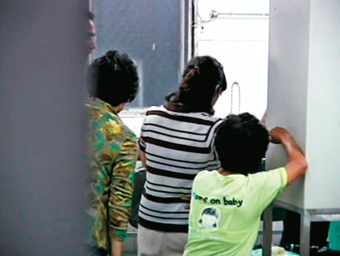 法醫解剖屍體時，詹女及其他家屬到場，當時詹還未認罪，態度異常。（東森新聞提供）