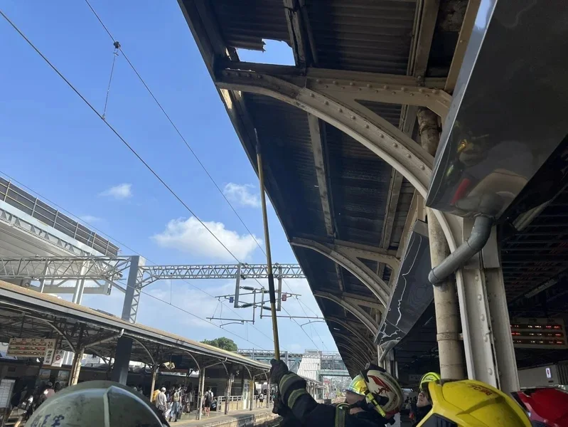 今(23日)下午,台南火車站第一月台的遮雨棚突然冒出白煙。(翻攝畫面)