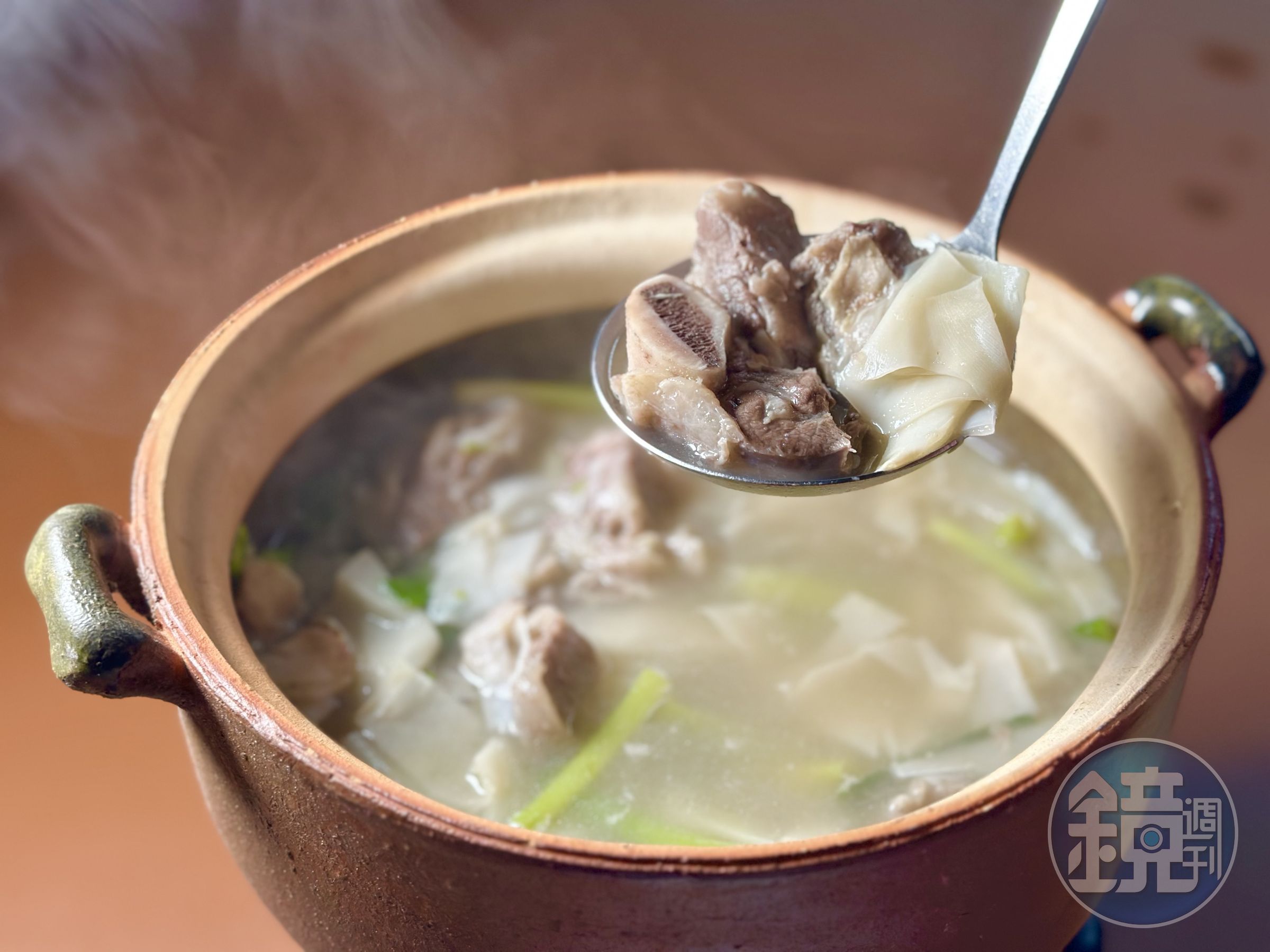 「筍香燉湯」有朝天椒的辛辣和濃厚香茅味，帶骨牛小排軟嫩夠味。（780元／份）