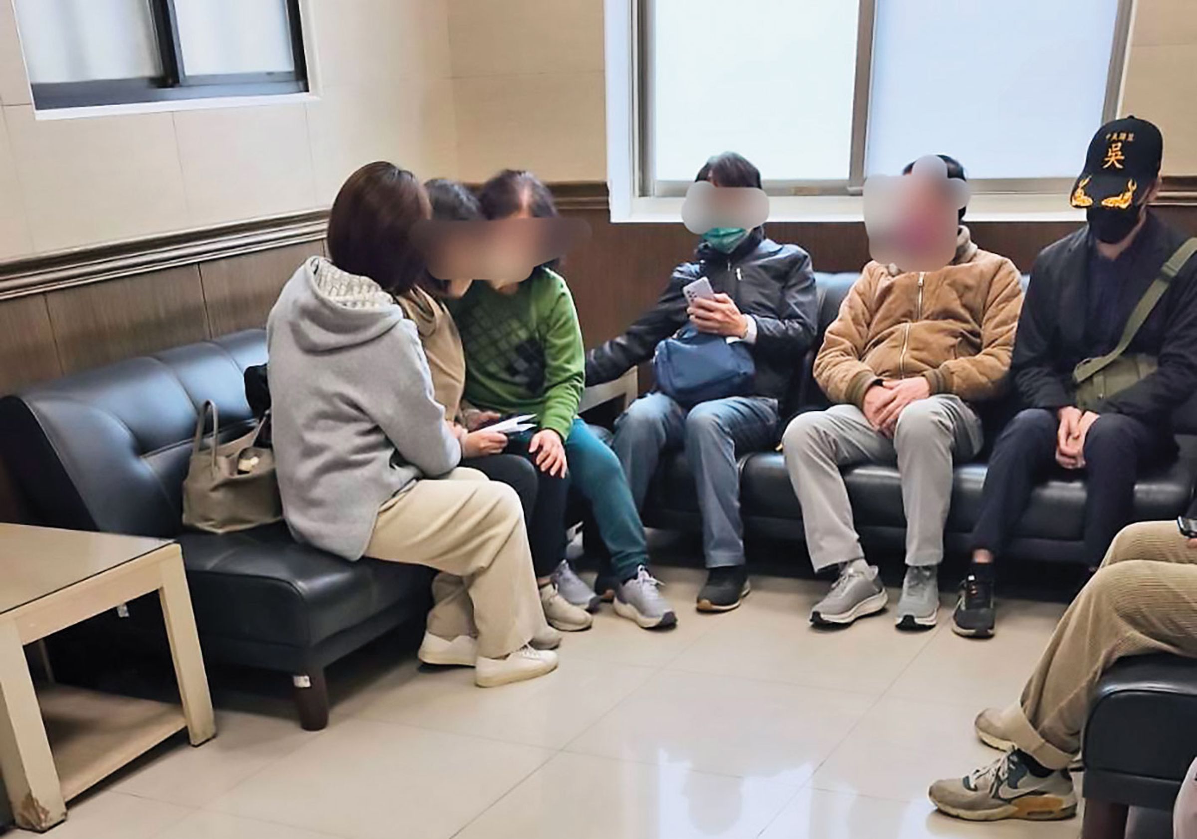 溫男家屬現身殯儀館,等待解剖結果,場面十分哀戚。(翻攝畫面)