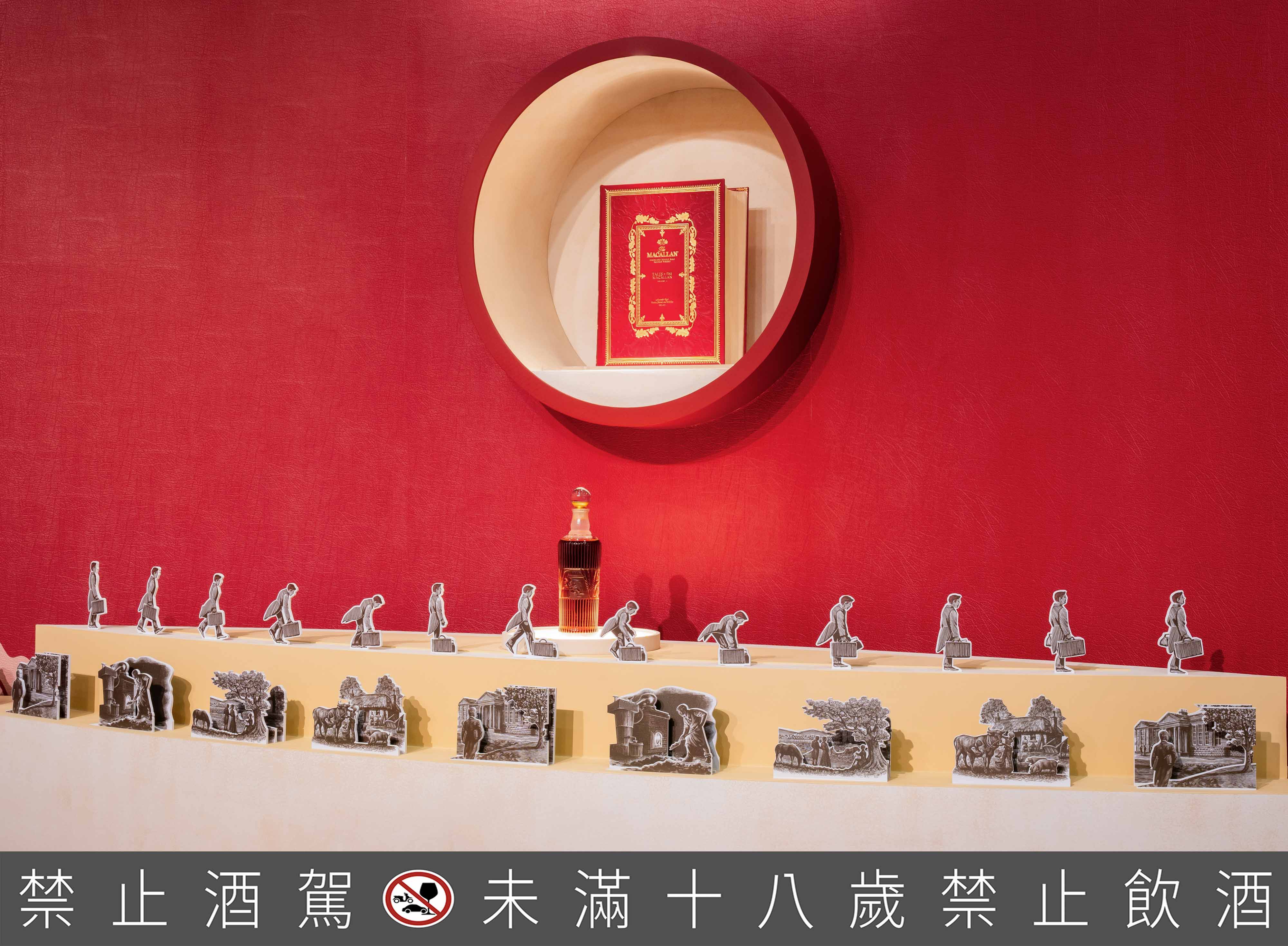 麥卡倫「傳奇之初第二章」邀請英國版畫大師Andrew Davidson在水晶瓶上以木雕版畫技術繪製創辦人故事。（麥卡倫提供）