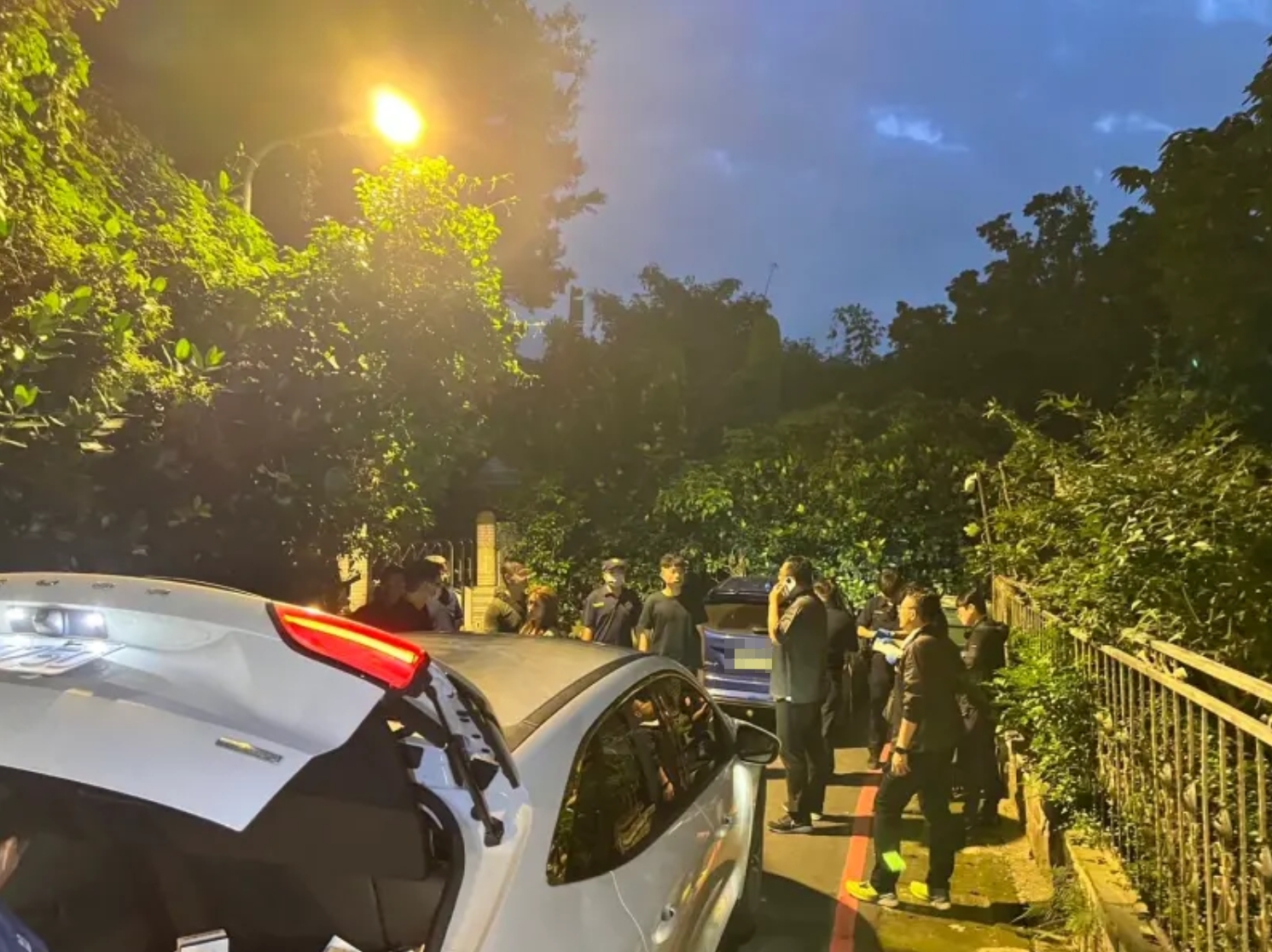 新北市永和區仁愛路今天下午驚傳槍響，據了解，當時警方在追緝有毒品、竊盜前科的謝姓男子時連開3槍。（翻攝畫面）