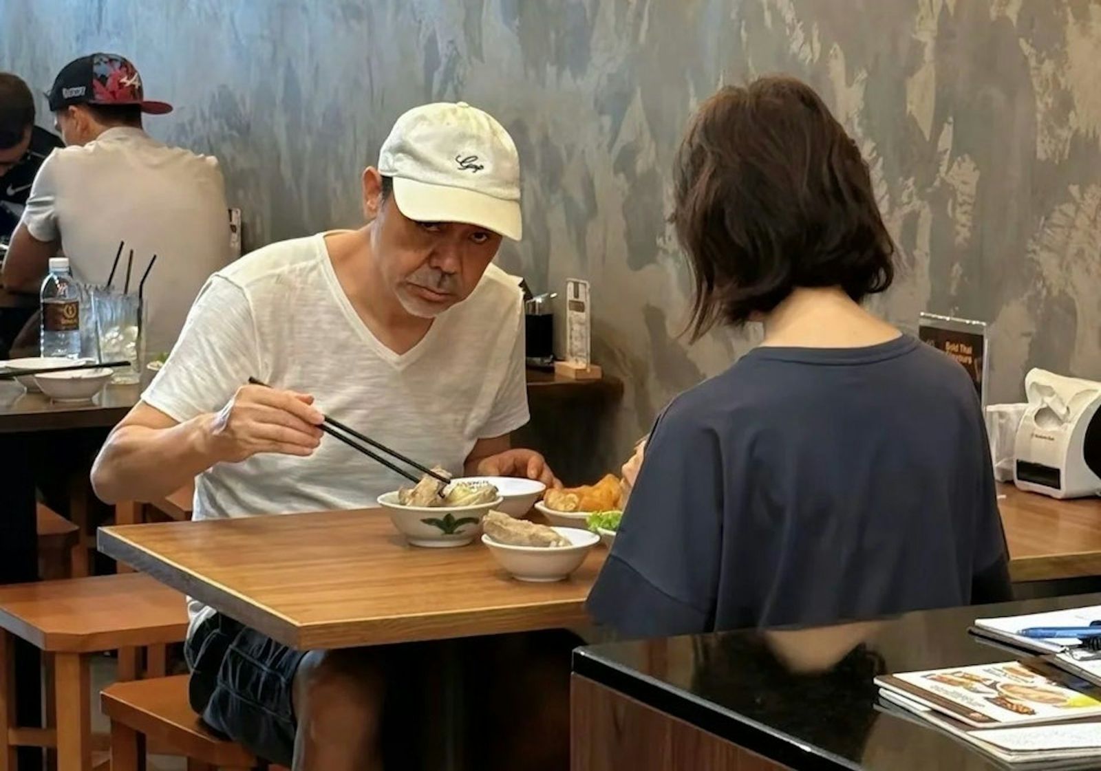 劉青雲夫妻街頭被捕獲!郭藹明「又瘦了一圈」 結婚28年仍牽手、買甜品寵妻