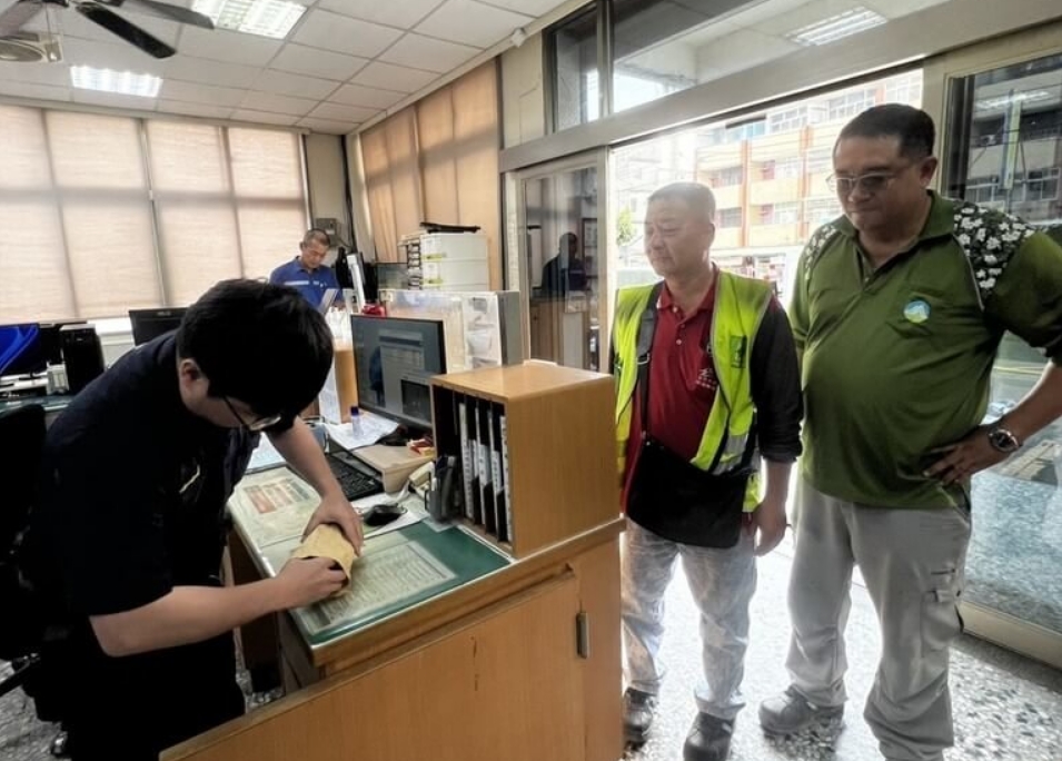 清潔隊員拾獲舊衣櫃內的牛皮紙袋，送交警方協助尋找失主。（翻攝畫面）