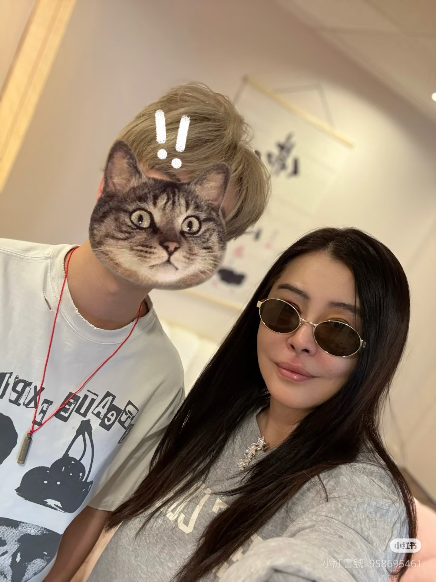 身為艾灸店的老闆娘兼活招牌，王祖賢不僅樂於與客人合照，也會親自服務顧客，且客人都給予好評。（翻攝自小紅書）