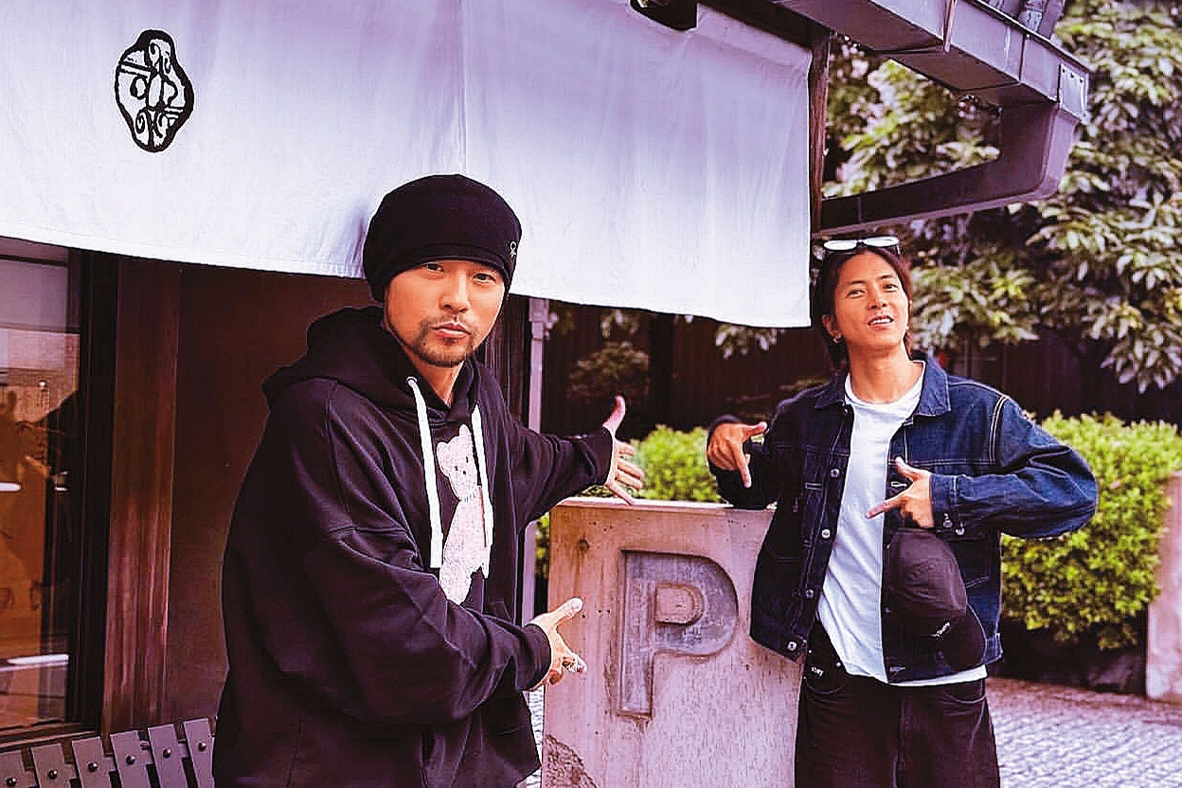 周杰倫（左）與山下智久（右）同遊日本京都，兩人走訪京都街道，感受當地風情。（翻攝自周杰倫IG）