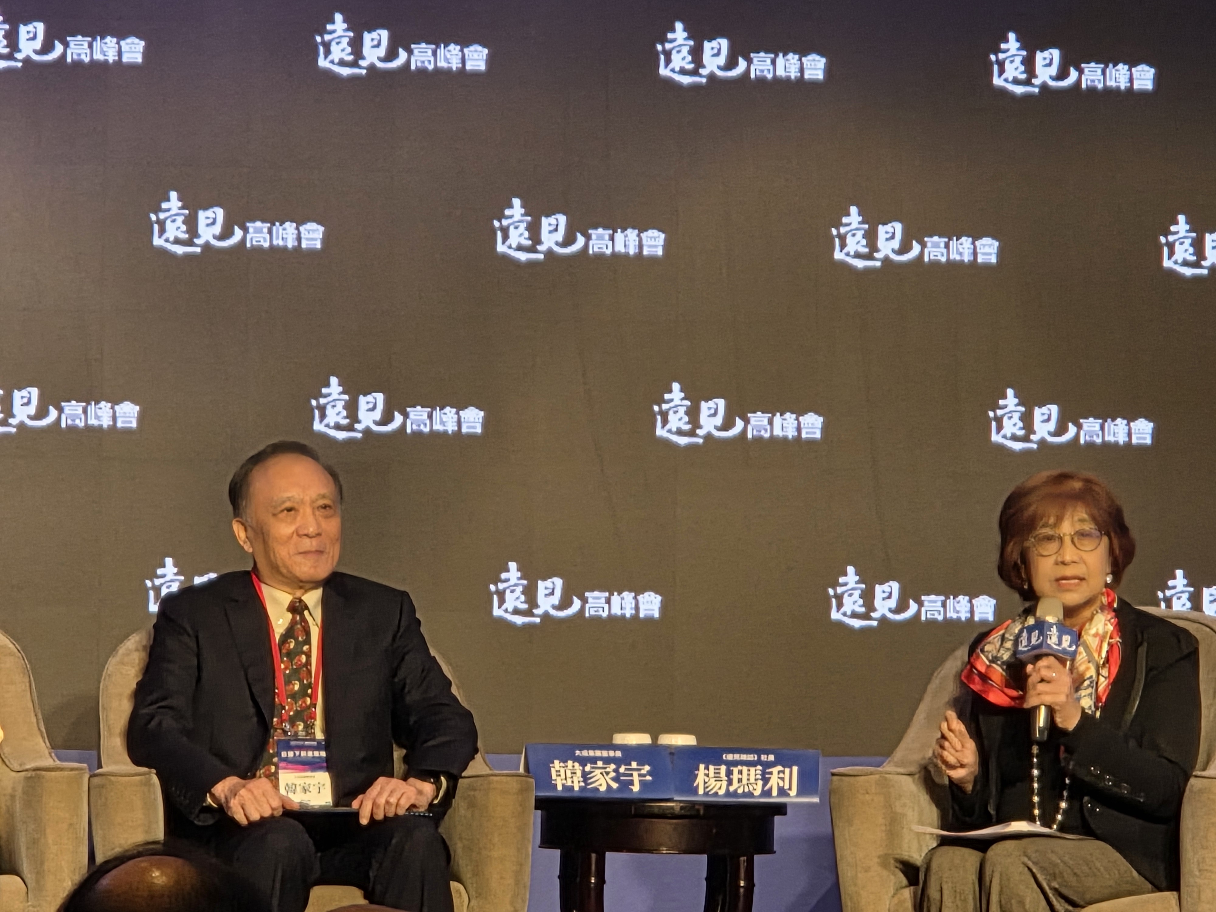 大成集團董事長韓家宇（左）在遠見高峰會分享對台商發展海外市場的看法，表示若能先買下一間已有獲利的小公司，有助於加速取得商業模式。