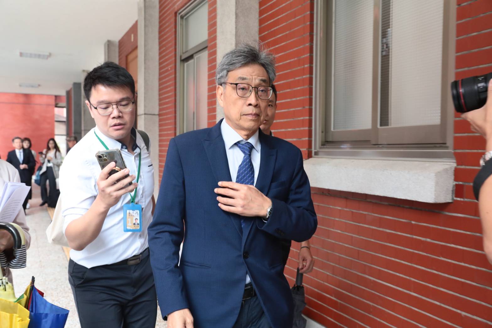 陳駿季今日表示,依《動物傳染病防治法》,當豬場有疑慮時,地方政府有權力前往豬場做檢查,飼主是不得拒絕。(鏡報林煒凱)