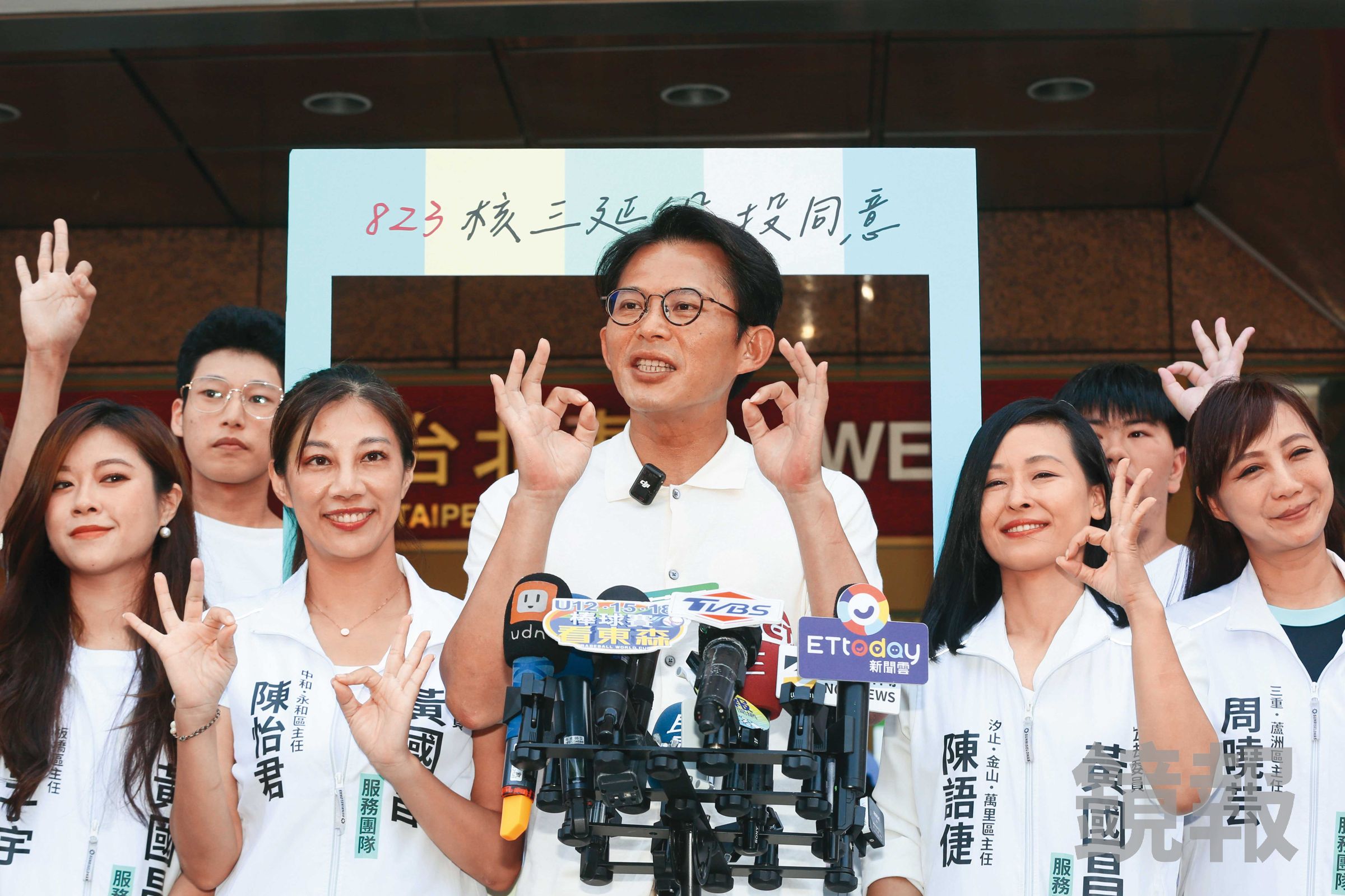 白營有議員參選人直指黃國昌(中)只顧他想提名的新北四大金釵,並自嘲外縣市的參選人「需要找國際救援組織來幫忙!」(鏡報董孟航)