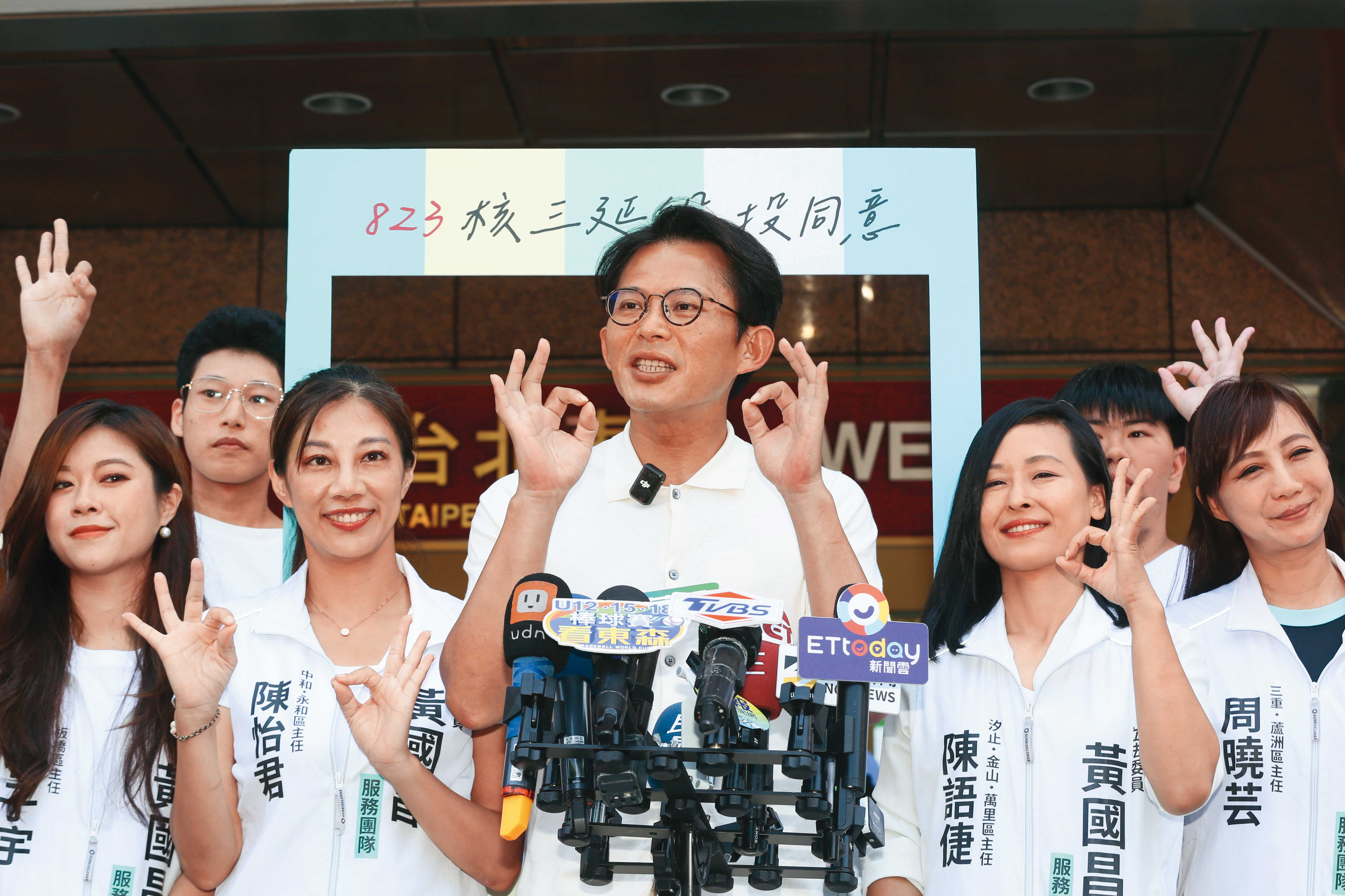 白營有議員參選人直指黃國昌（中）只顧他想提名的新北四大金釵，並自嘲外縣市的參選人「需要找國際救援組織來幫忙！」（鏡報董孟航）