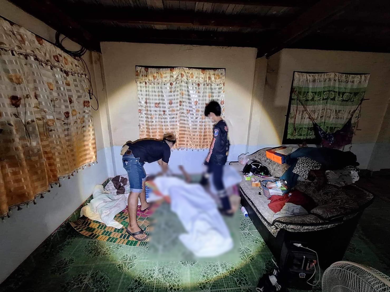 女子發現男子脖子上有用來蒙面的布條,於是用力拉扯布條,直到男子失去意識。(翻自bungkan.net)