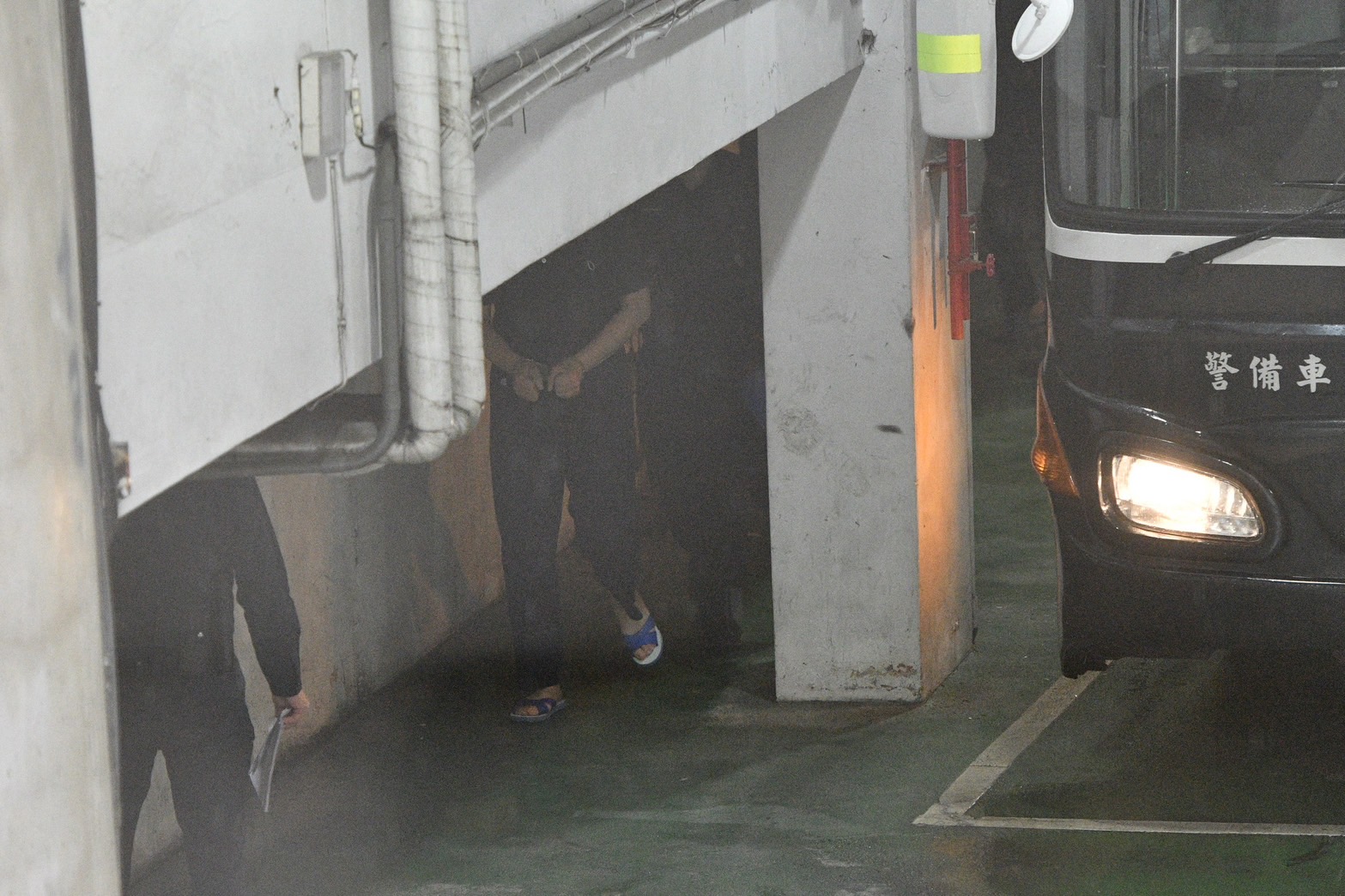 柯文哲延押庭今日開庭，不過疑避免被媒體拍到，而下囚車後改變動線。