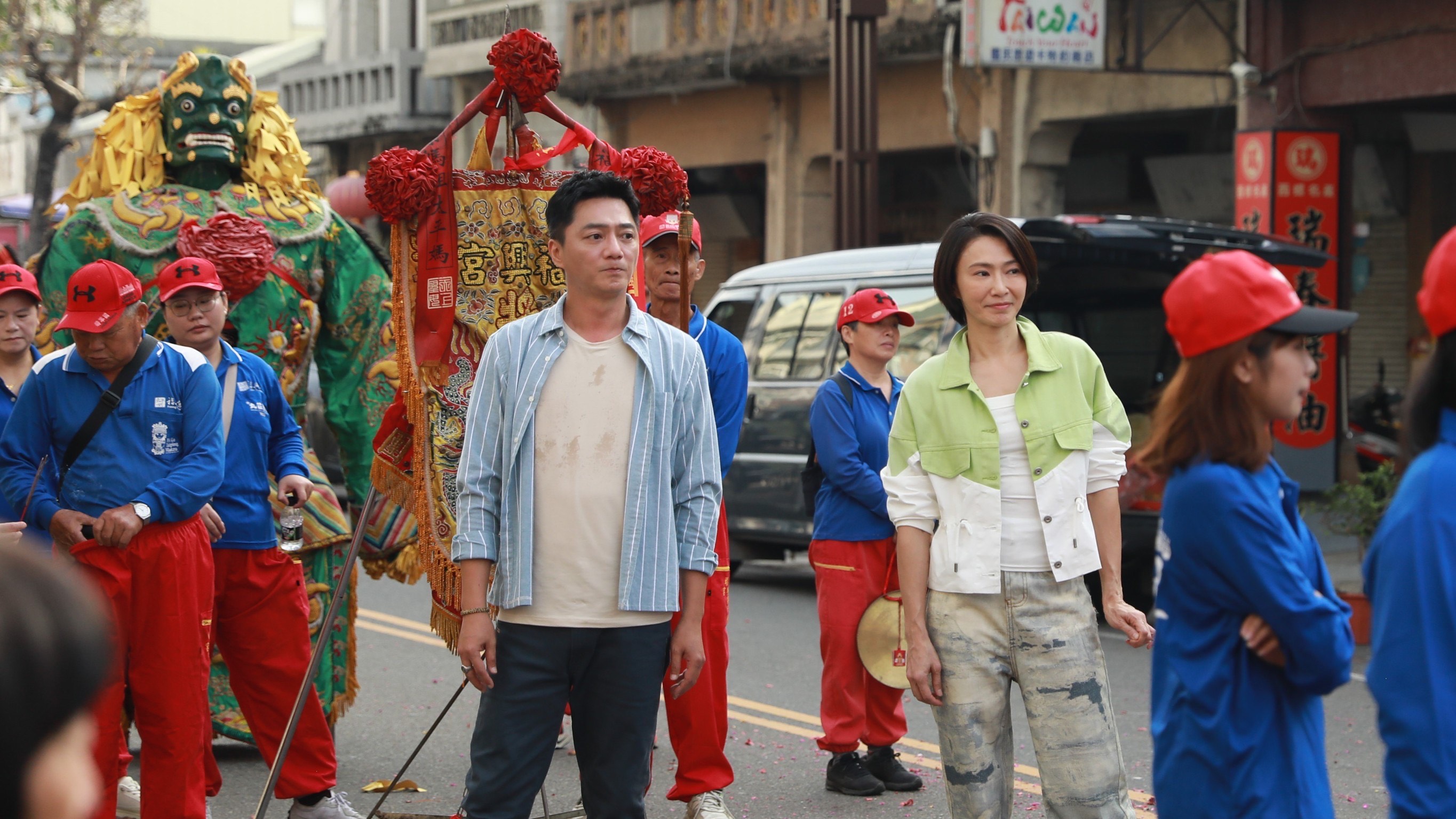 鞭炮炸身、陣頭狂奔！《好運來》藍葦華、侯怡君西螺拍攝，戲劇張力十足。（民視提供）
