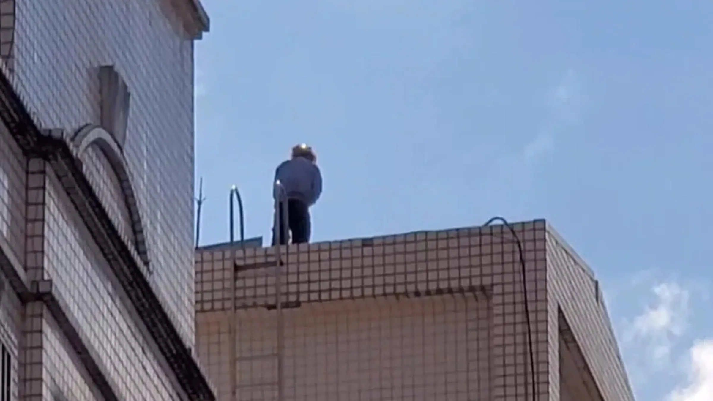 水有怪味才發現！文山區大樓水塔驚傳男屍泡水腐爛，該死者非大樓住戶。（翻攝畫面）