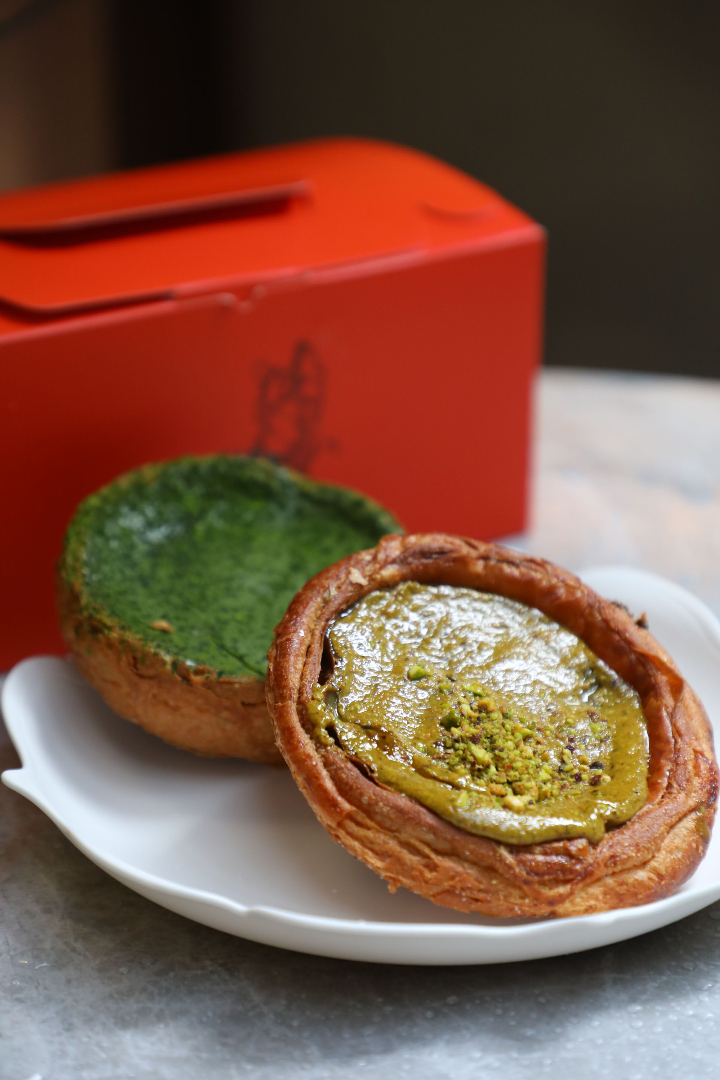會流漿的濃郁開心果丹麥酥「Pistachio custard danish」(前,港幣68元/個)與苦甜口味有麻糬夾心的「Matcha Mochi custard danish」(後,港幣60元/個)都是熱賣商品。