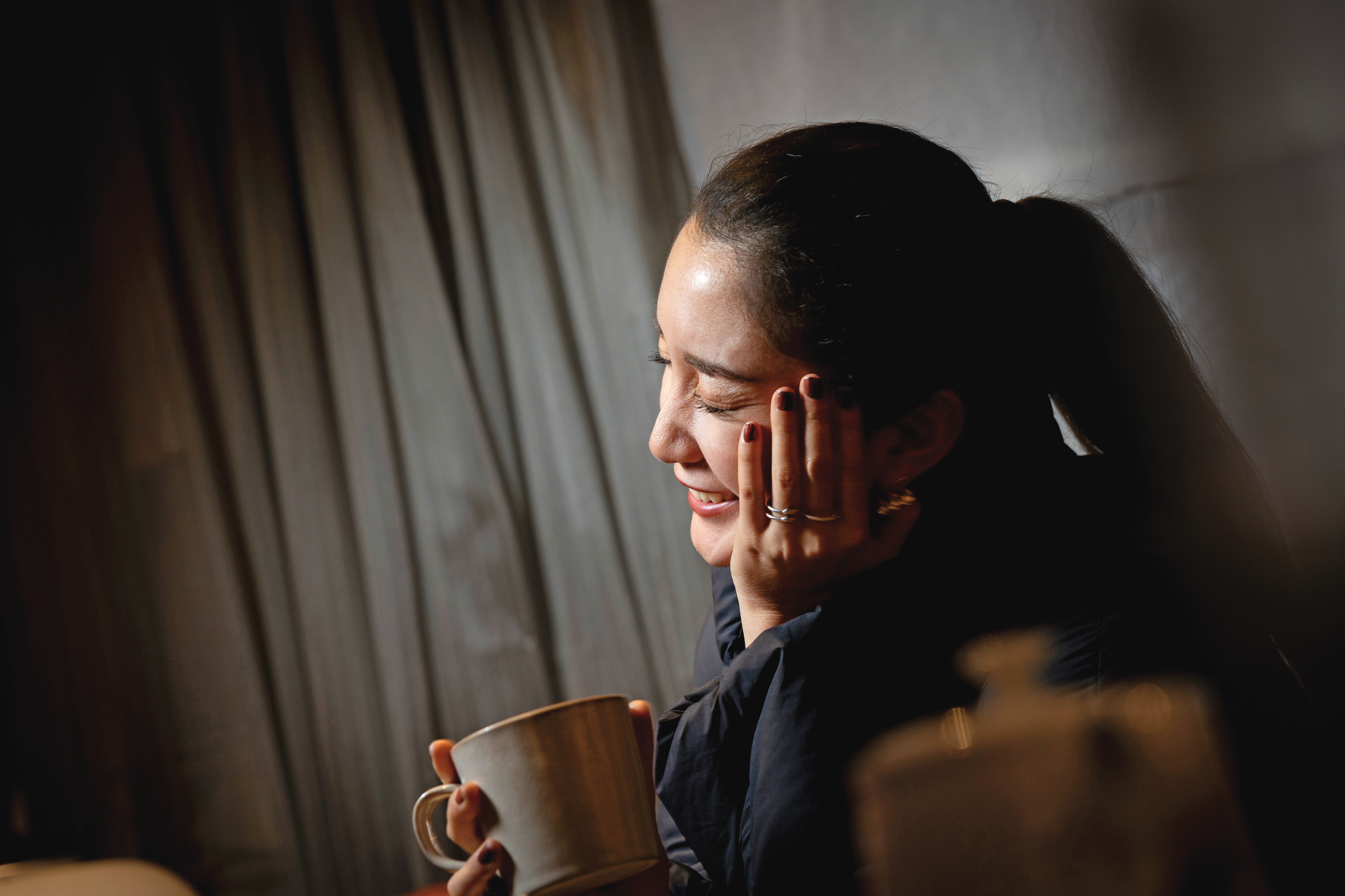 話題過於沉重，受訪到一半，伊藤詩織要了一杯黑咖啡讓自己打起精神。