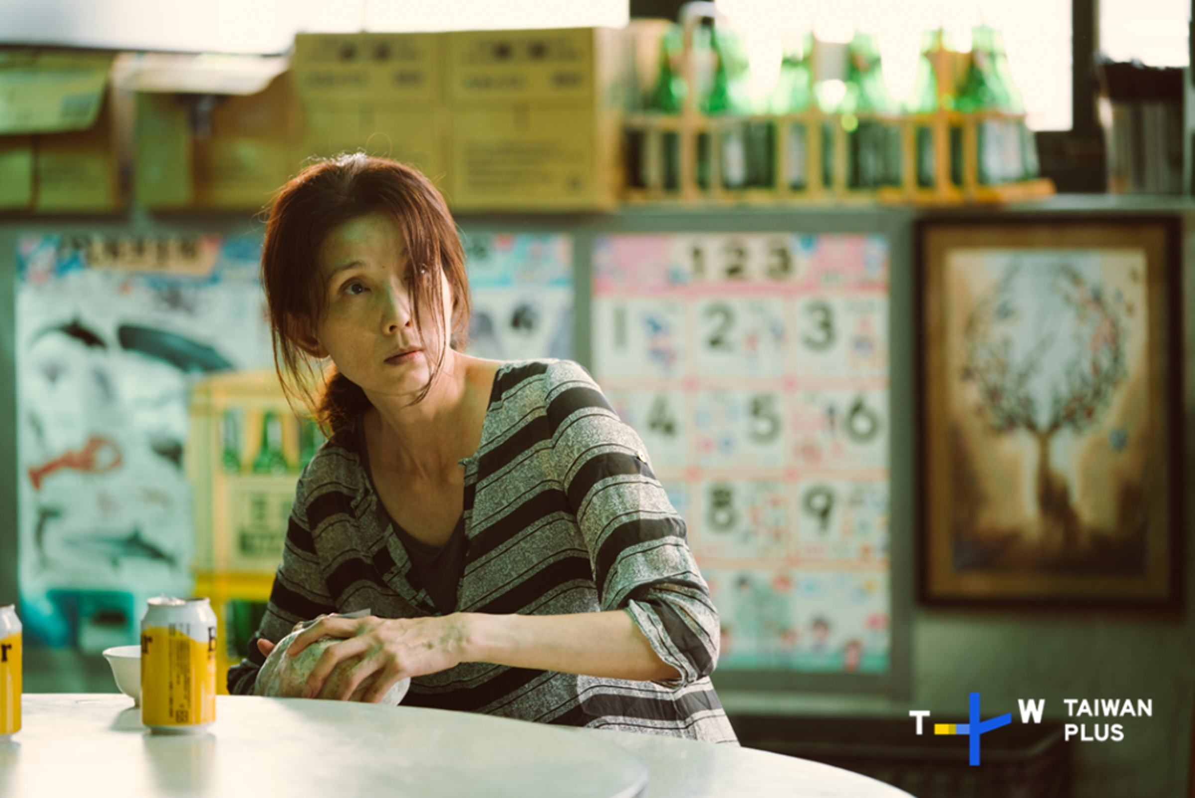 葉全真在《陌路兄弟》中一改女神形象，一場神經兮兮刷石頭的戲讓人驚豔不已。（TaiwanPlus提供）