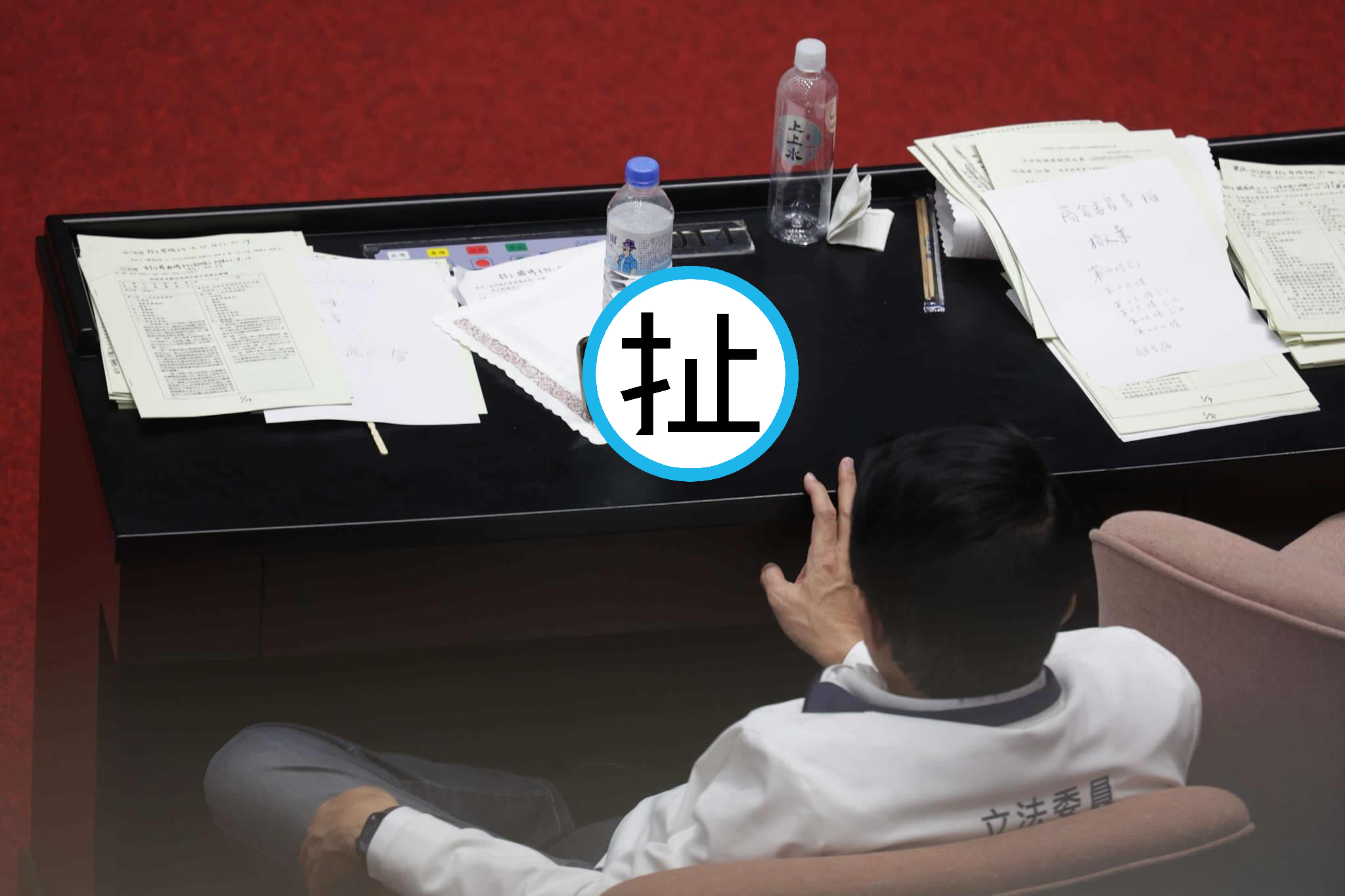 1名國民黨立委院會表決時觀看「如果發生武統，台灣民眾會不會反抗」影片。（翻攝周軒臉書）